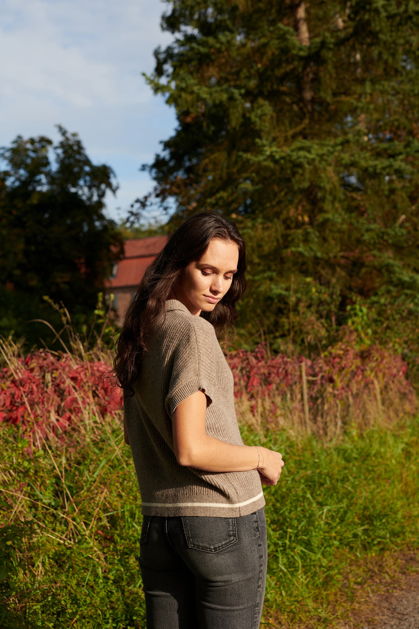 Polo Pullunder-Shirt ADA mit abgerundetem Polokragen Rueckansicht1 aus ungefärbter Sartuul Wolle an Model in der Farbe natur dunkel