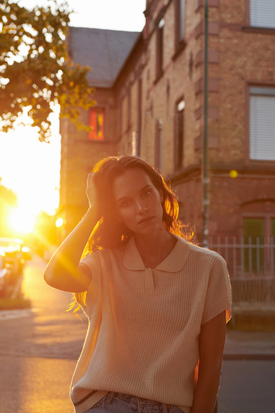 Polo Pullunder-Shirt ADA mit abgerundetem Polokragen Vorderansicht1 aus ungefärbter Sartuul Wolle an Model in der Farbe natur hell