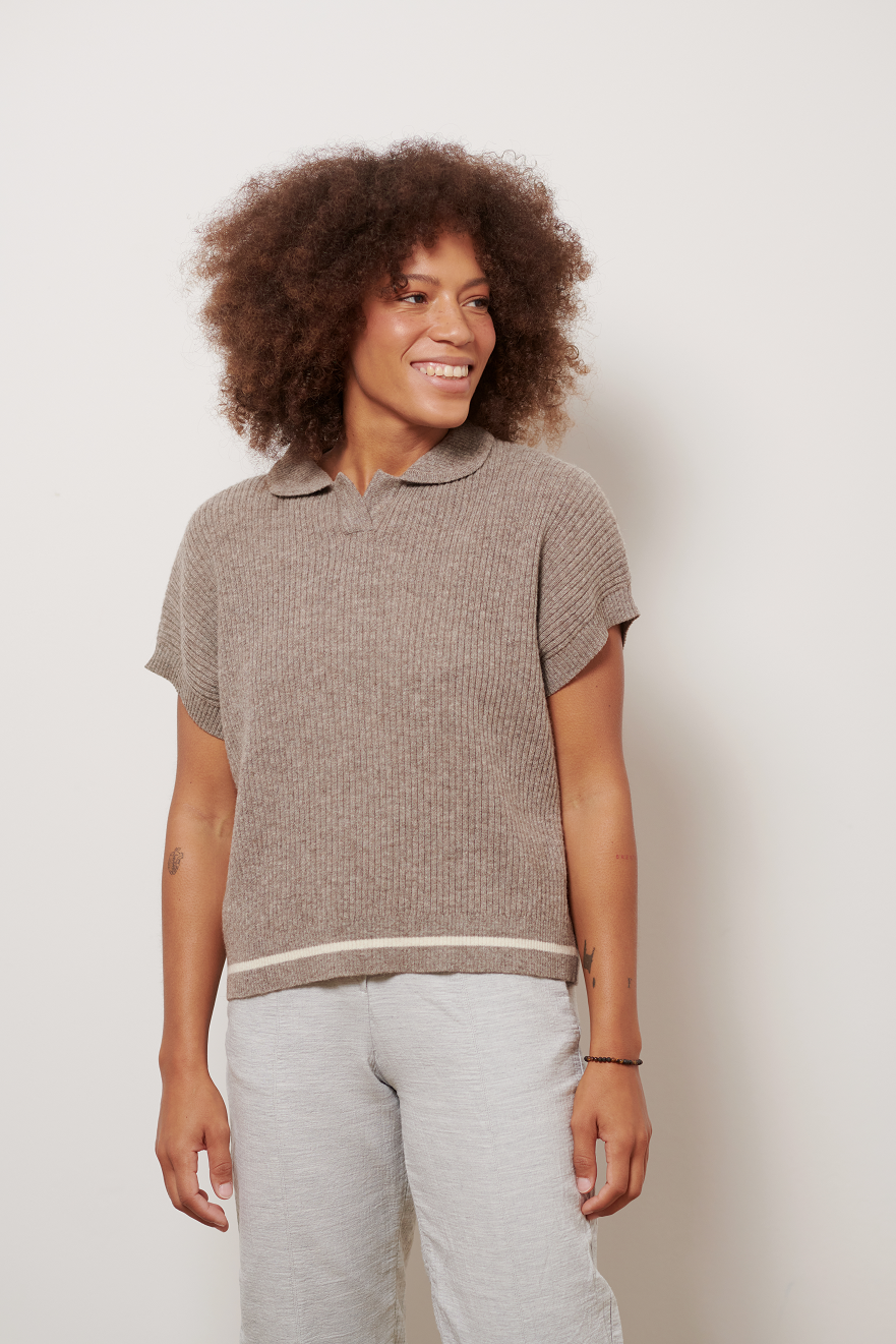 Polo Pullunder-Shirt ADA mit abgerundetem Polokragen Vorderansicht2 aus ungefärbter Sartuul Wolle an Model in der Farbe natur dunkel