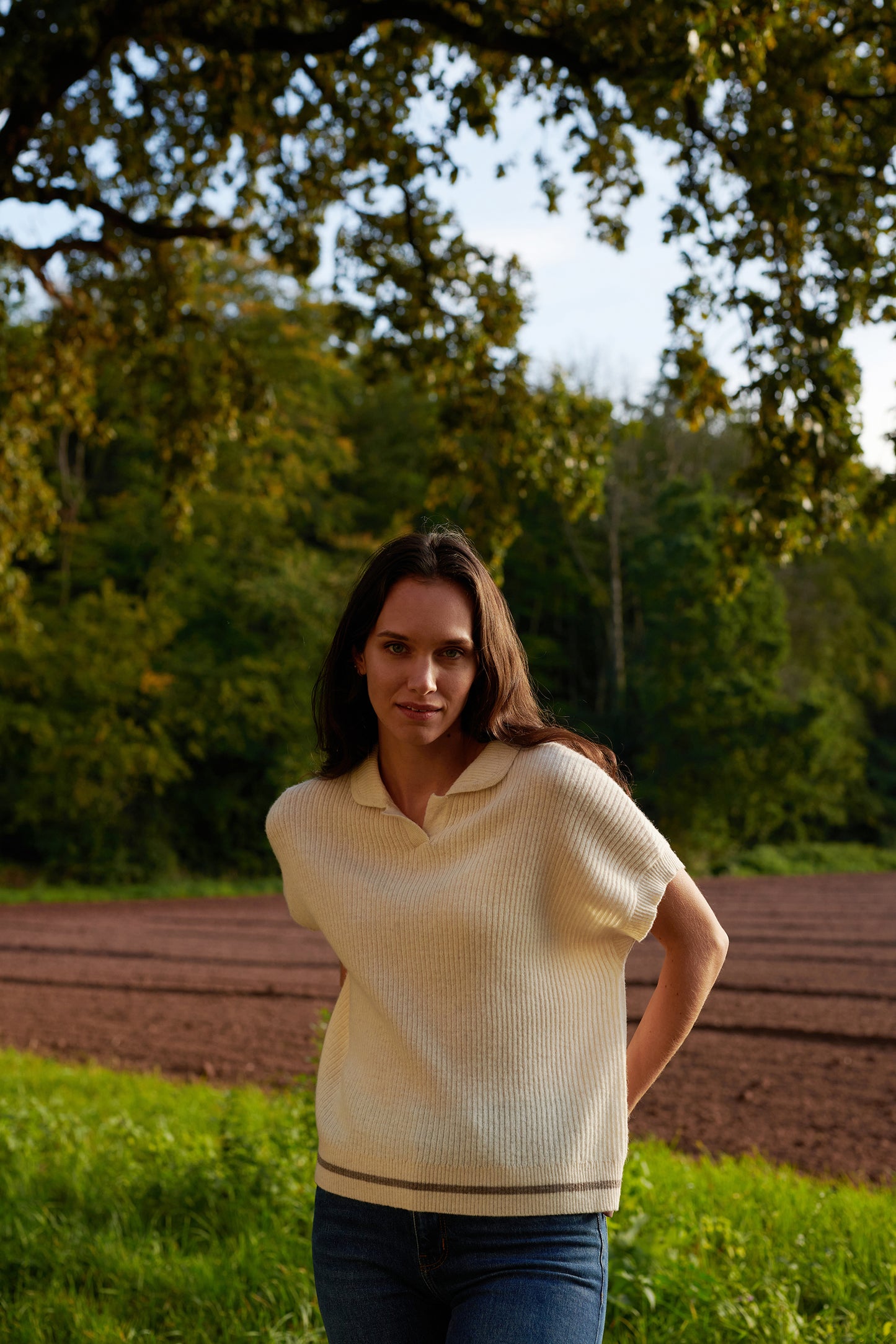 Polo Pullunder-Shirt ADA mit abgerundetem Polokragen Vorderansicht2 aus ungefärbter Sartuul Wolle an Model in der Farbe natur hell