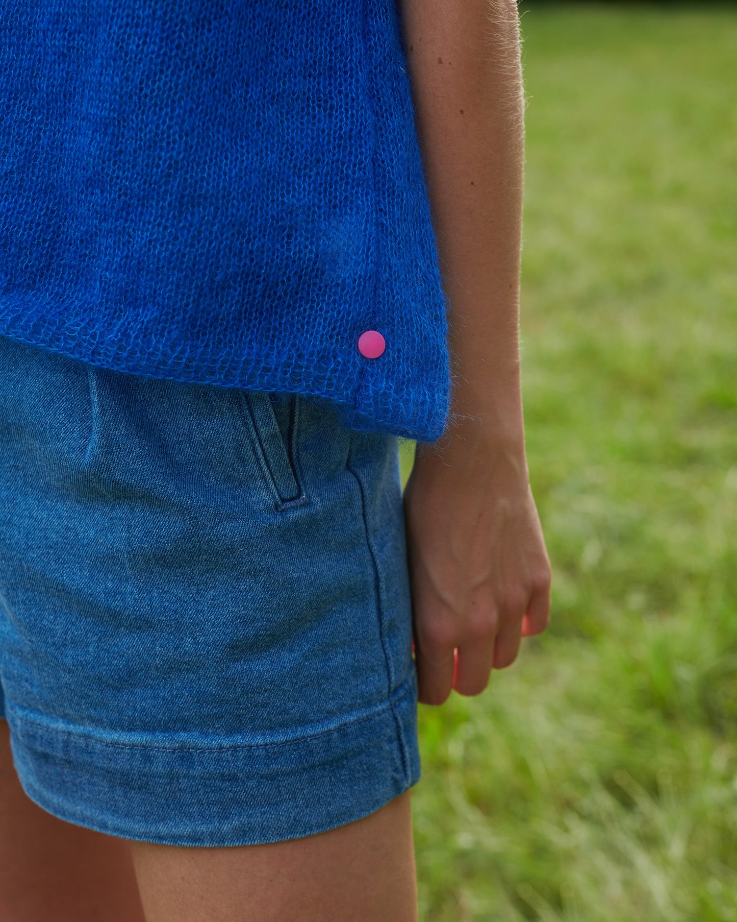 Mohair Seide Shirt PAULIINA mit Fältchen Snap Detail an Model in der Farbe kobaltblau