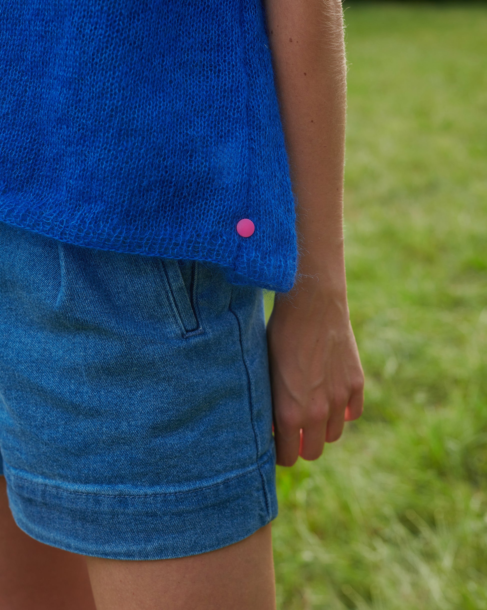 Mohair Seide Shirt PAULIINA mit Fältchen Snap Detail an Model in der Farbe kobaltblau