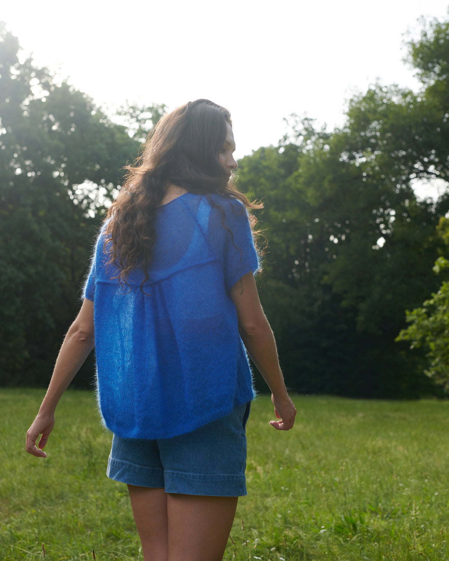 Mohair Seide Shirt PAULIINA mit Fältchen Rückansicht an Model gehend in der Farbe kobaltblau