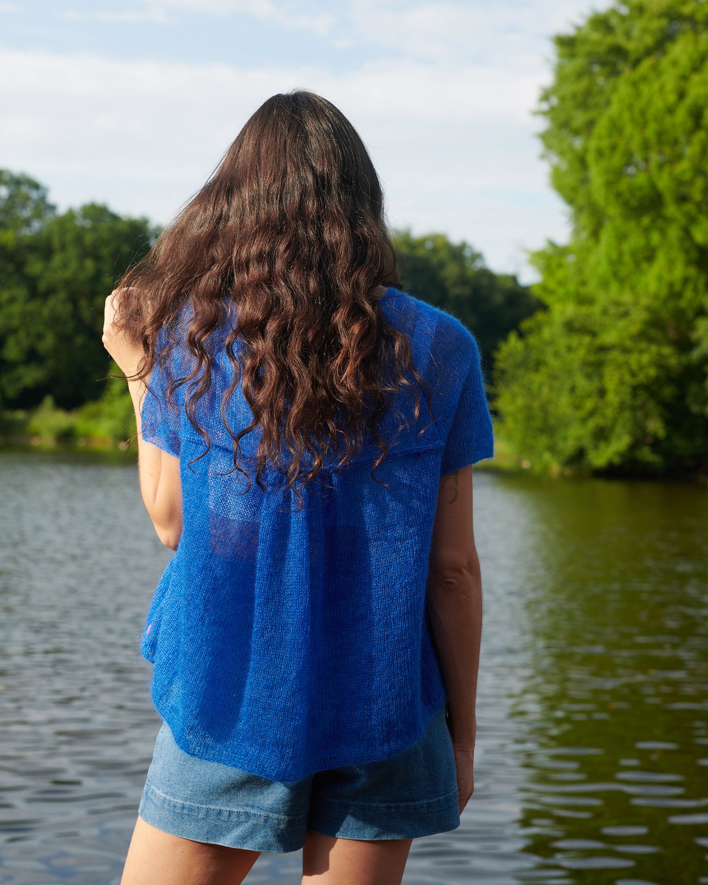 Mohair Seide Shirt PAULIINA mit Fältchen Rückansicht an Model in der Farbe kobaltblau