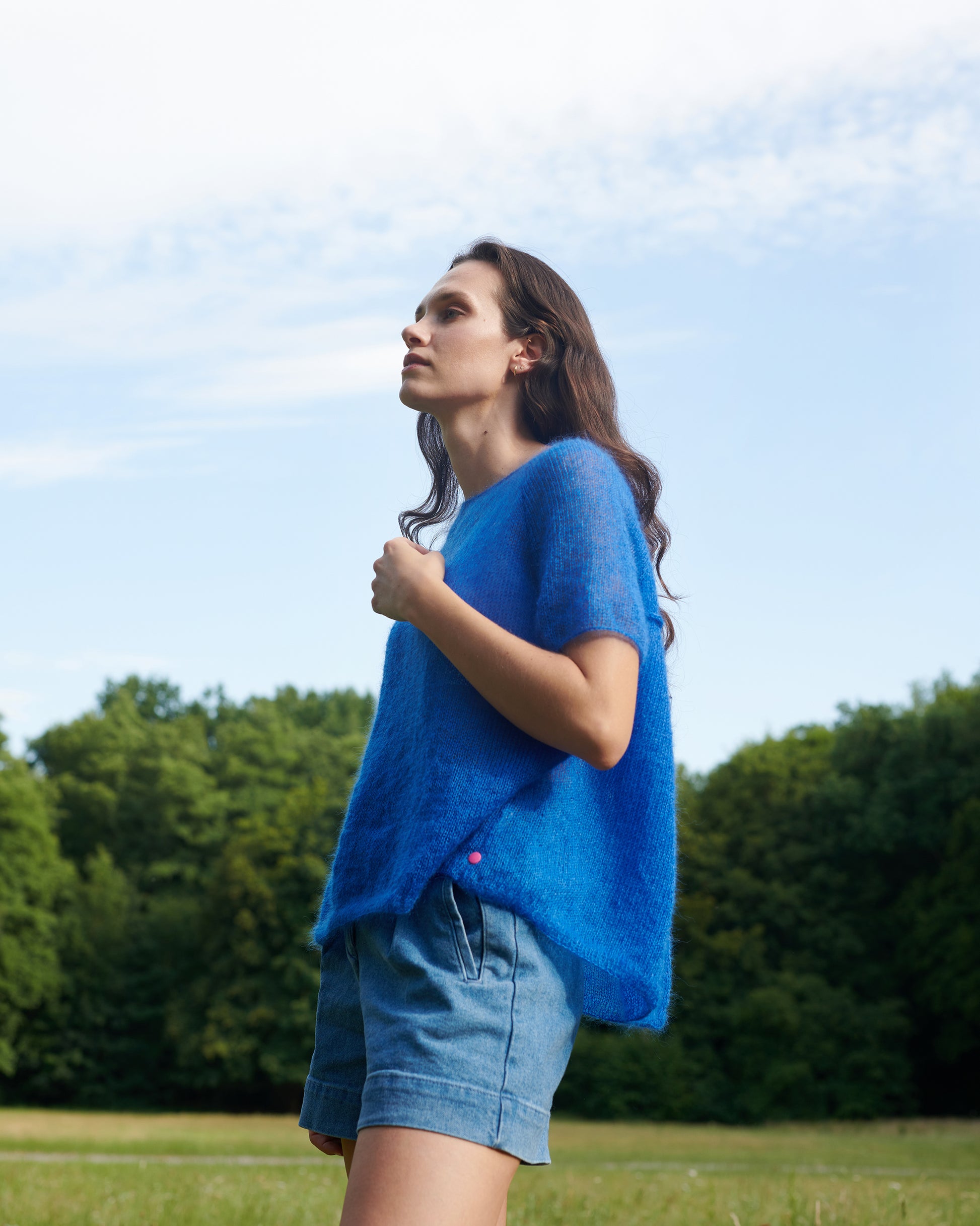 Mohair Seide Shirt PAULIINA mit Fältchen Seitenansicht an Model in der Farbe kobaltblau
