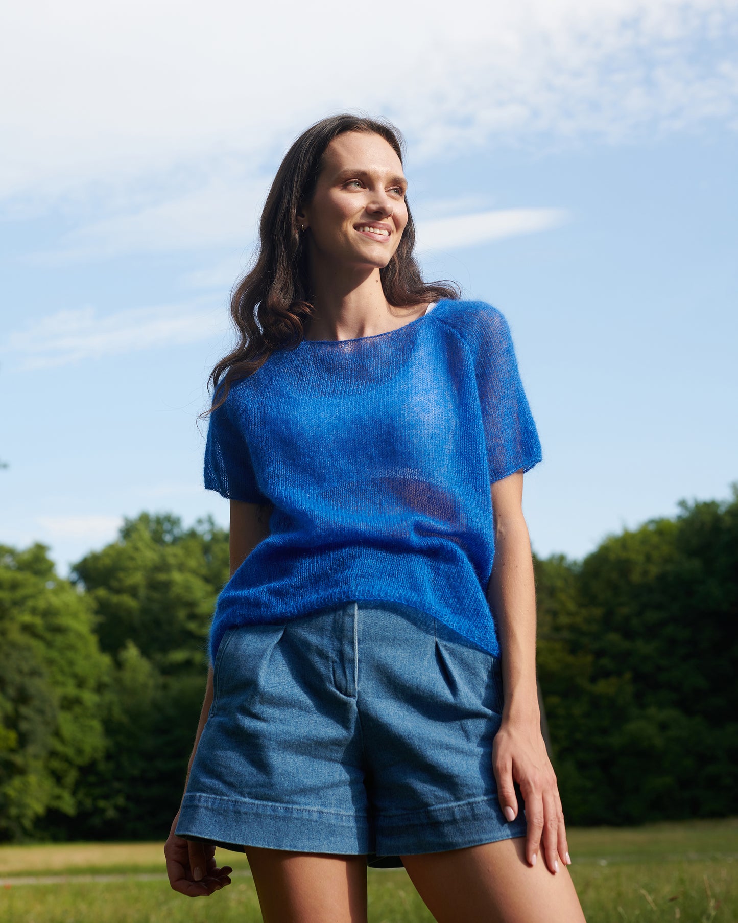 Mohair Seide Shirt PAULIINA mit Fältchen Vorderansicht an Model in der Farbe kobaltblau