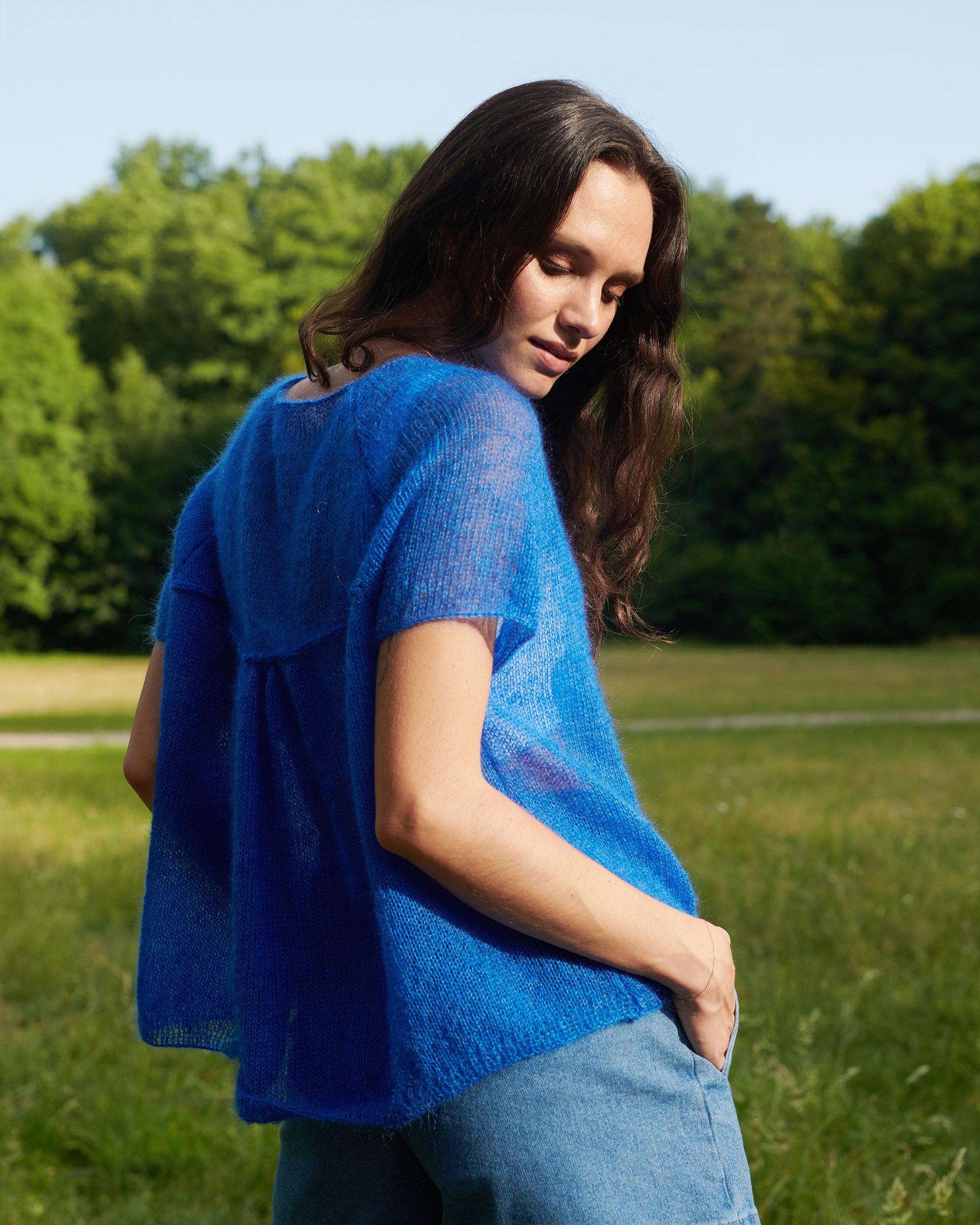 Mohair Seide Shirt PAULIINA mit Fältchen seitliche Rückansicht an Model in der Farbe kobaltblau