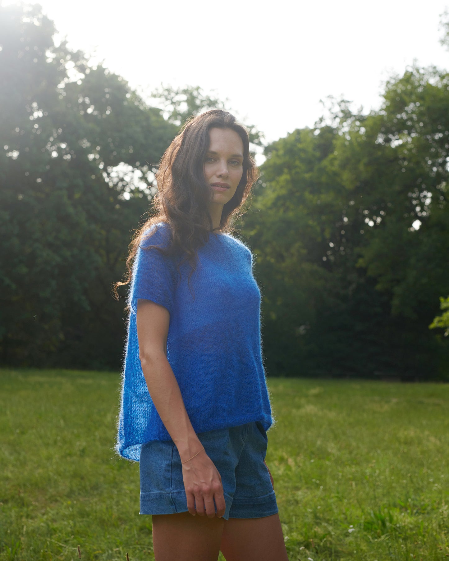 Mohair Seide Shirt PAULIINA mit Fältchen seitliche Vorderansicht an Model in der Farbe kobaltblau