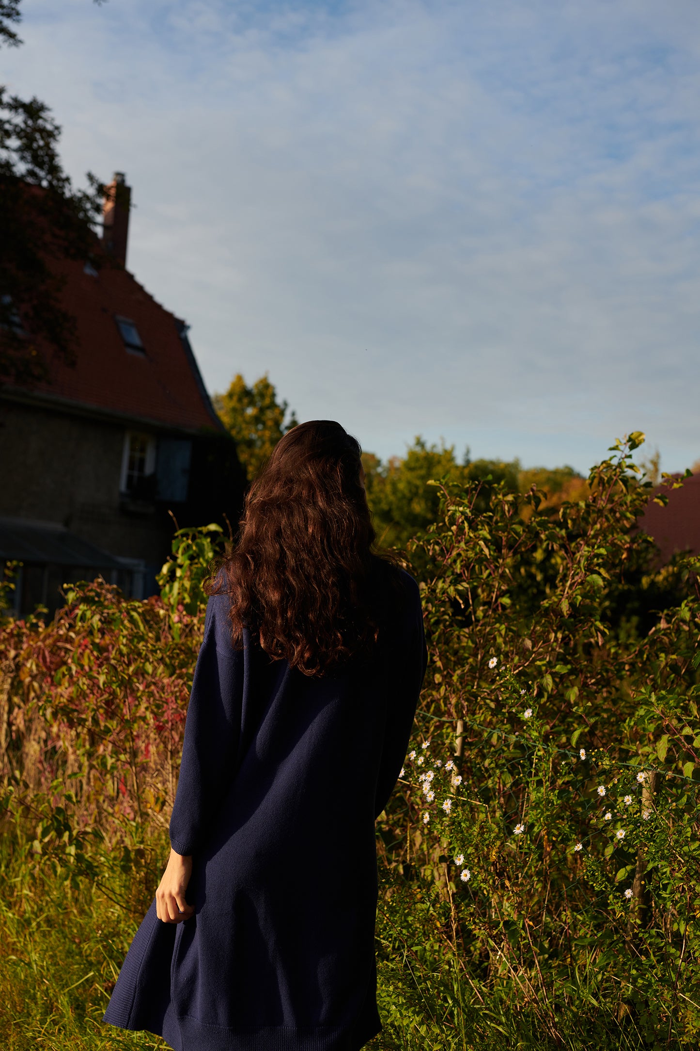 Merino  Longcardigan CLEO Rueckansicht1 an Model in der Farbe marine