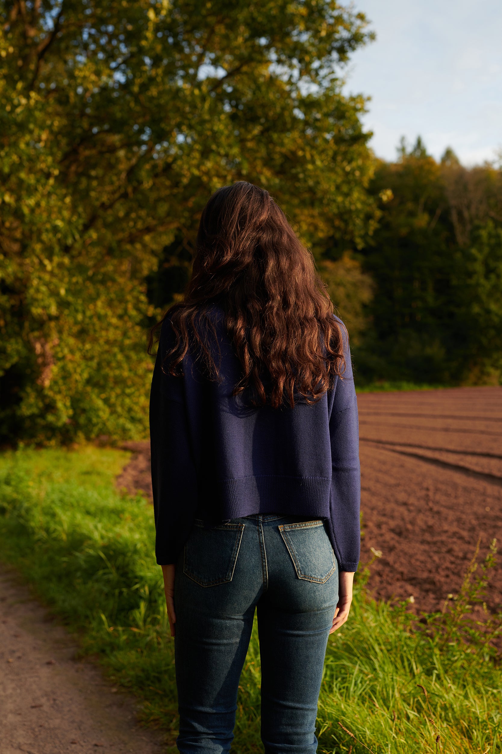 Merino  Rollkragenpullover_BEA  Rueckansicht  an Model in der Farbe marine