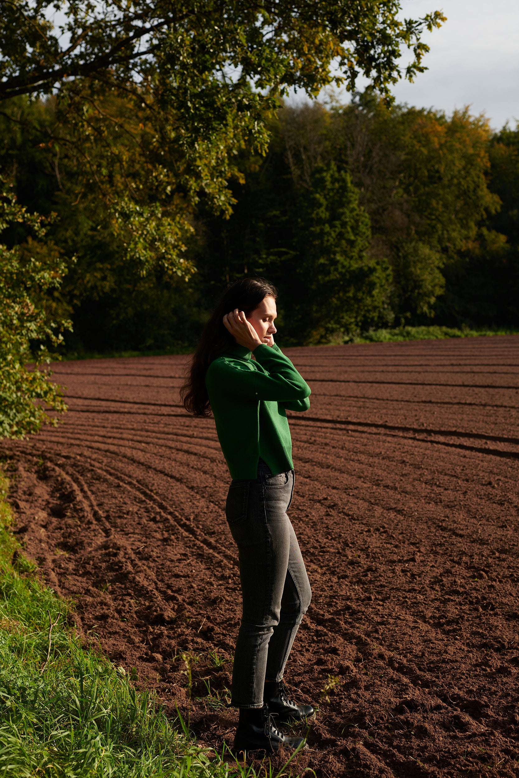 Merino  Rollkragenpullover_BEA  mit Schlitz in Seitennaht Seitenansicht1  an Model in der Farbe tanne