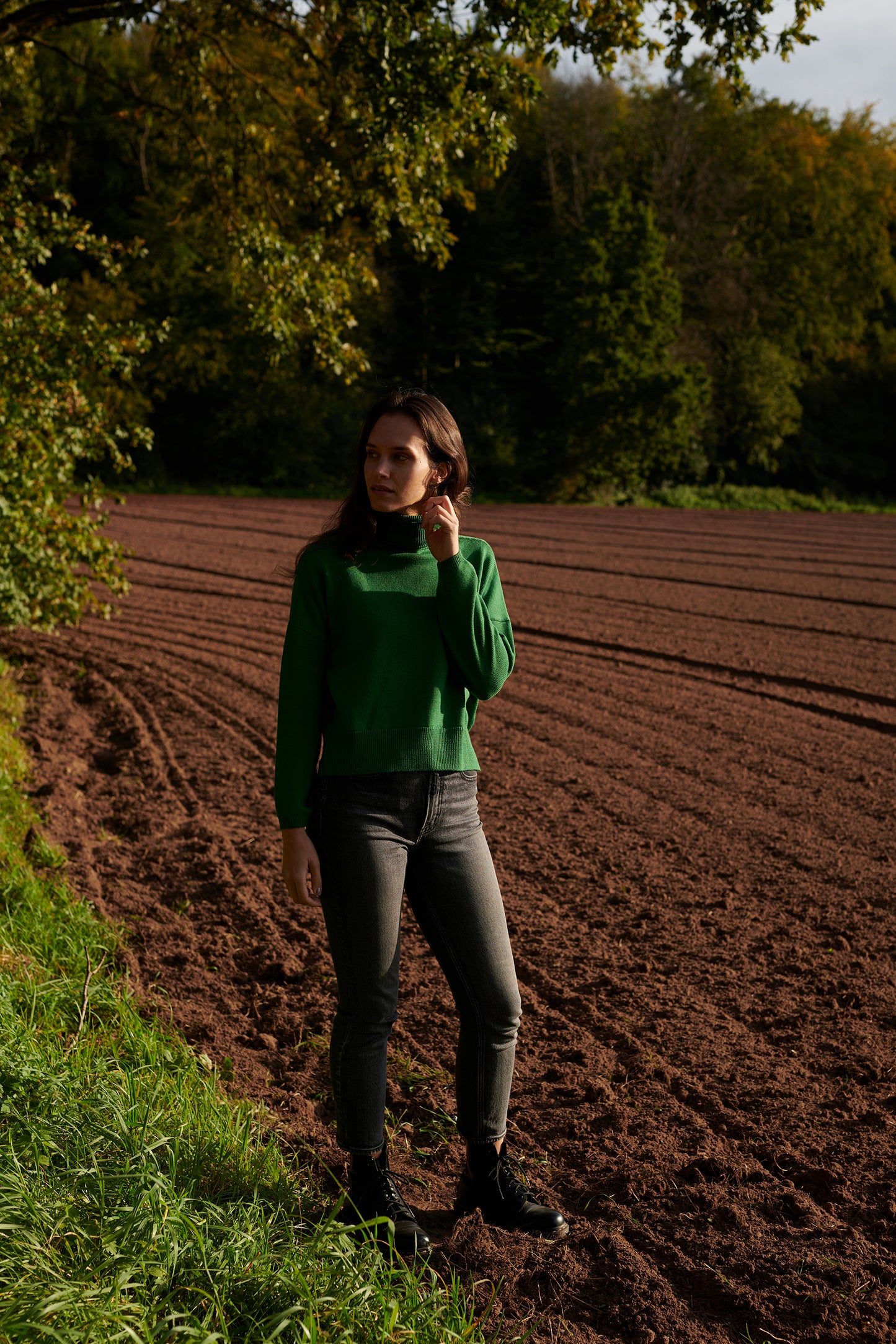 Merino  Rollkragenpullover_BEA Vorderansicht1  an Model in der Farbe tanne