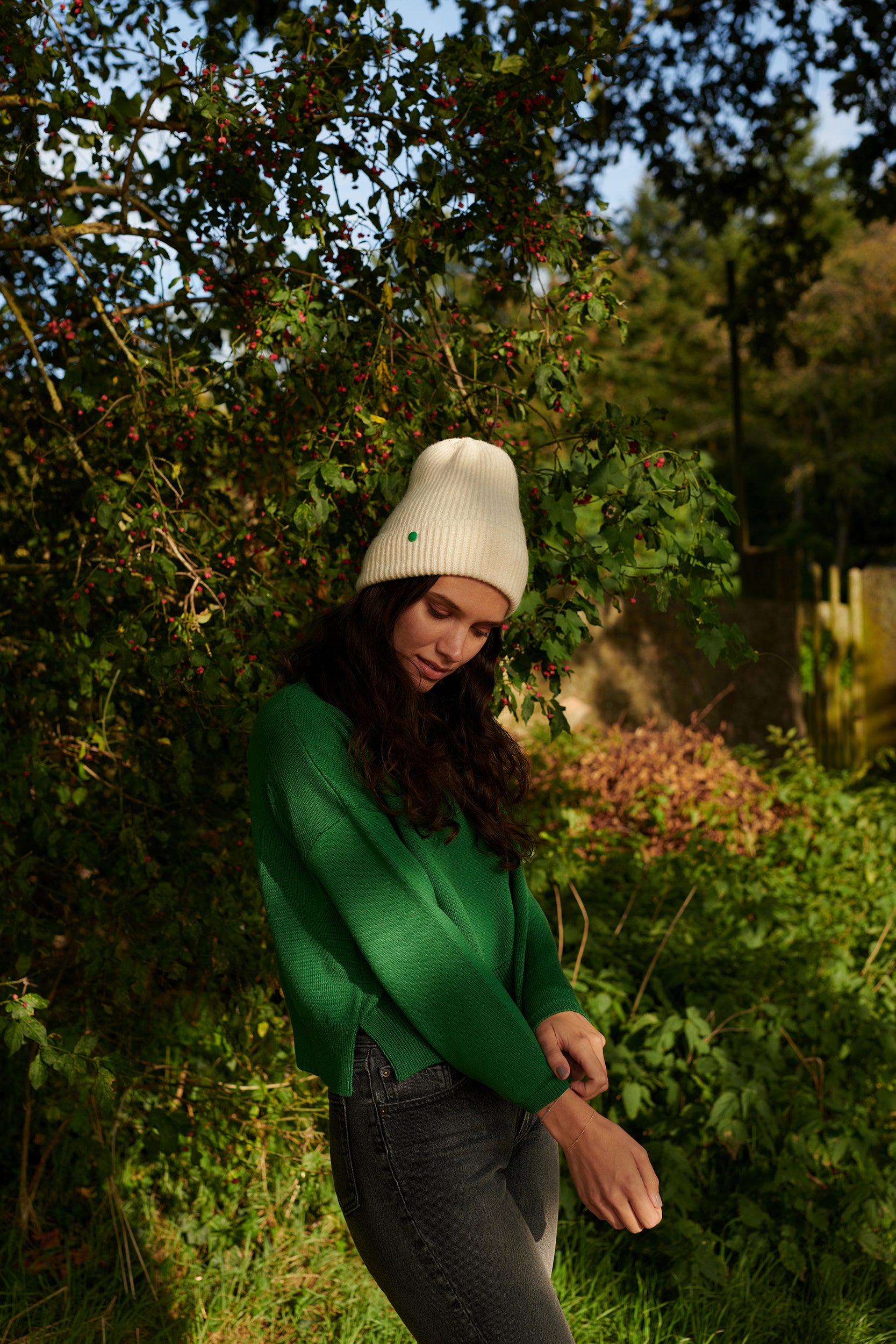 Merino  Rollkragenpullover_BEA  mit Schlitz in Seitennaht in Kombination mit Mütze  an Model in der Farbe tanne