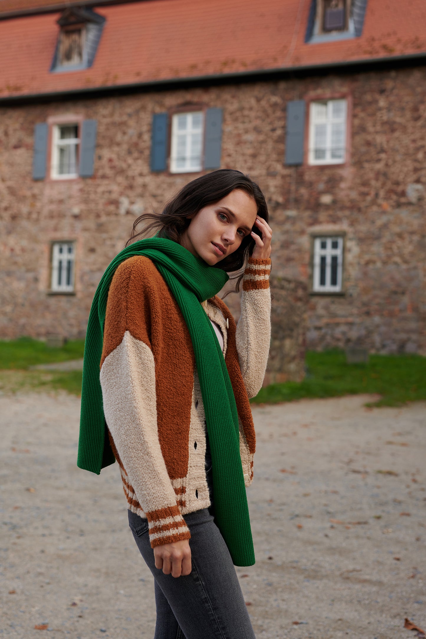 Merino  Schal STELLA  um Hals gelegt in Kombi mit Collegecardigan an Model in der Farbe tanne