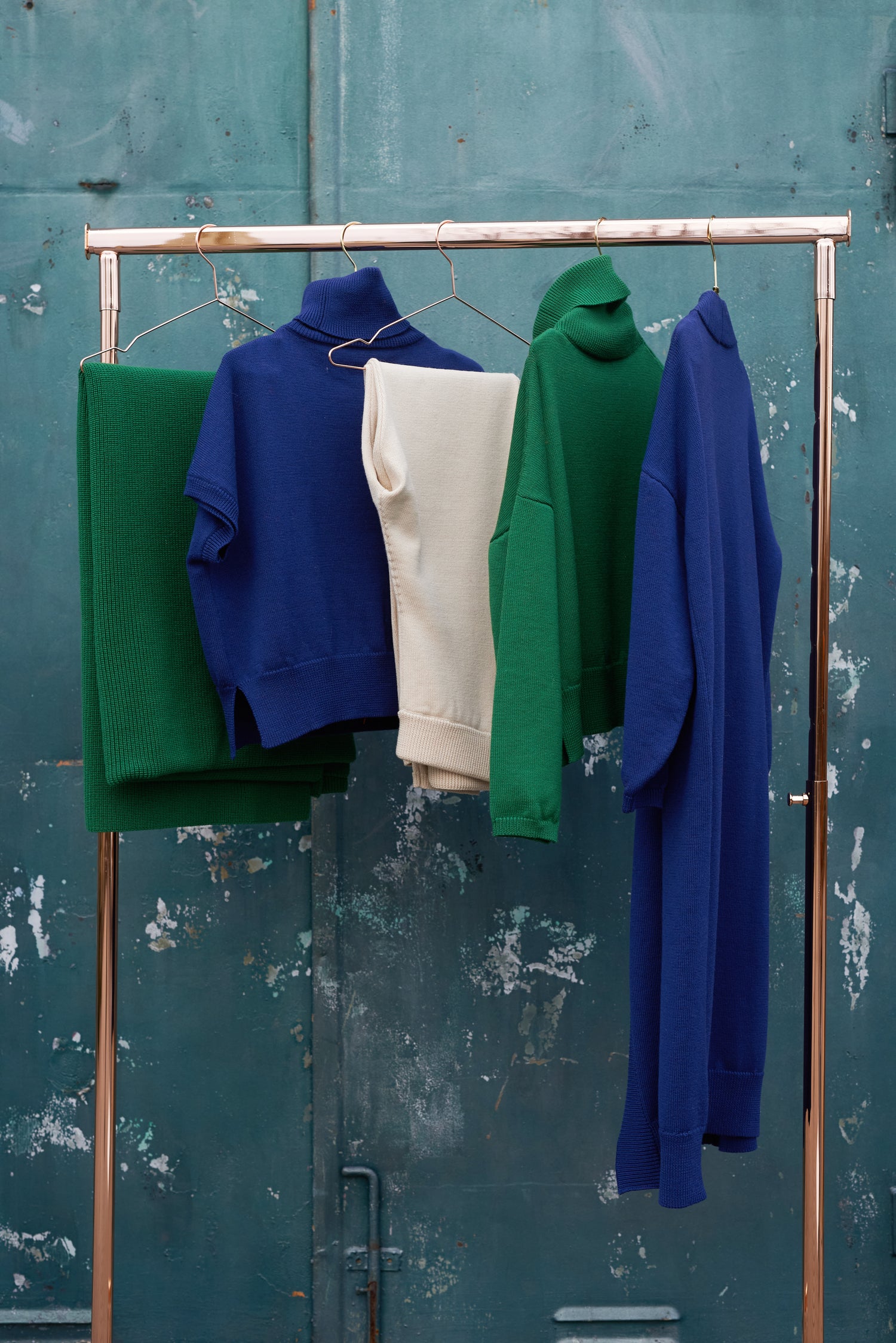 Der Merino wildes. Slowfashion Strick hängt an einem Rollständer für den 30% Ausverkauf