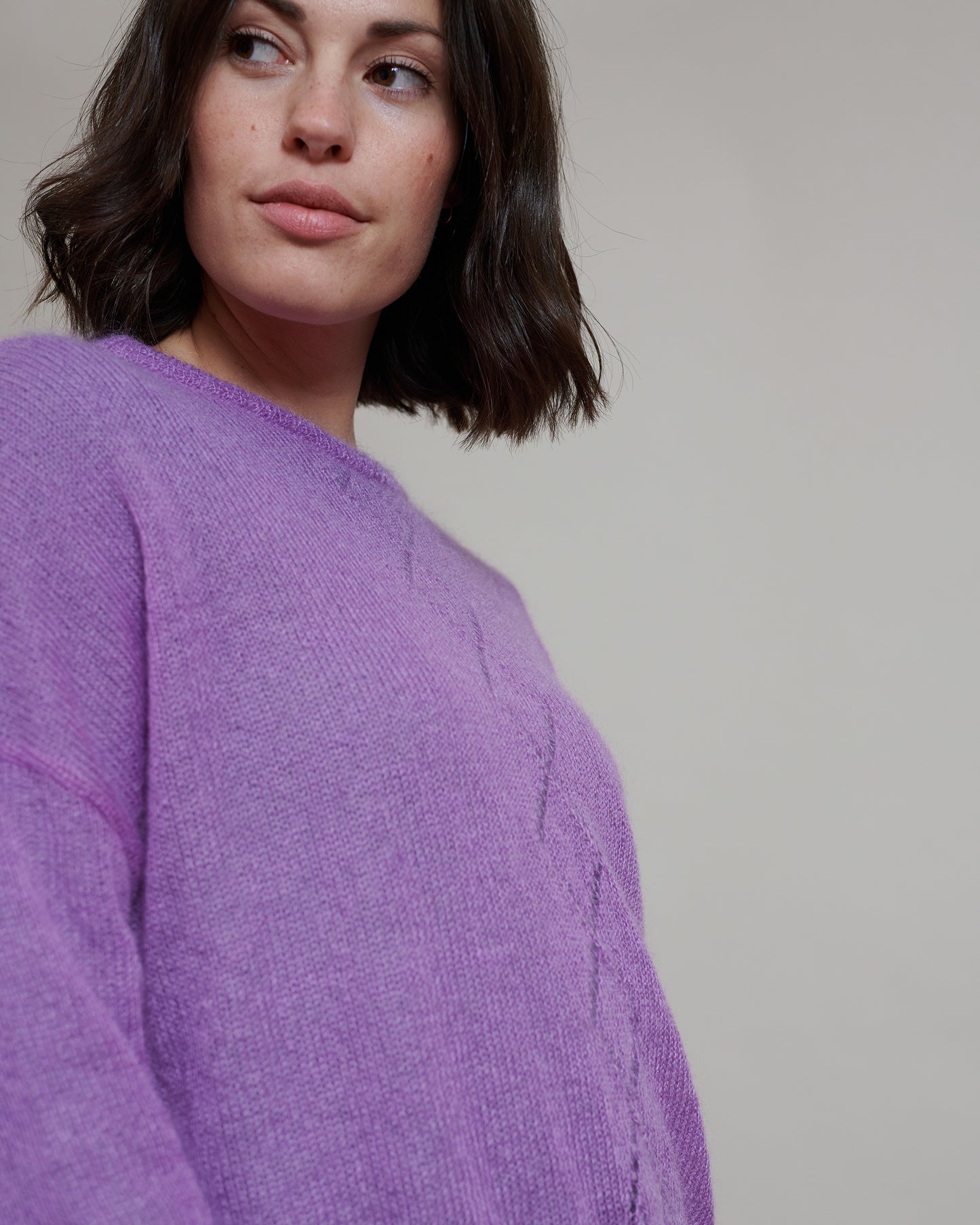 Mohair Pullover RIKKI Detailansicht Ajourmuster an Model  in der Farbe lila