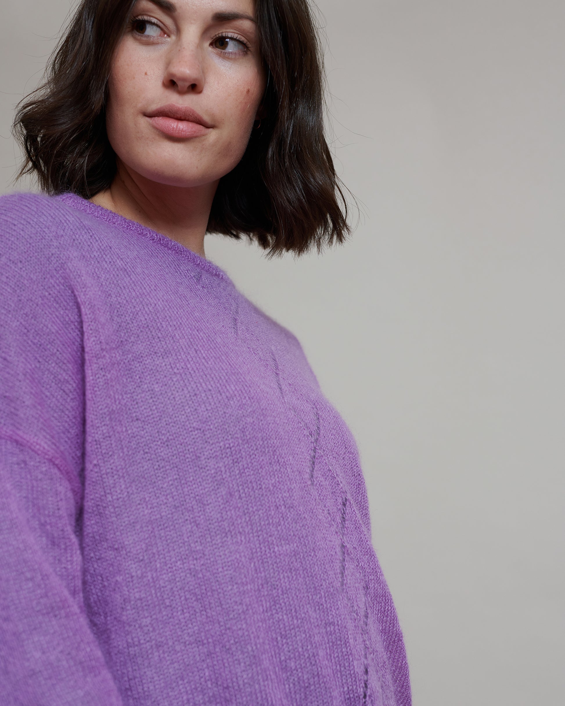Mohair Pullover RIKKI Detailansicht Ajourmuster an Model  in der Farbe lila