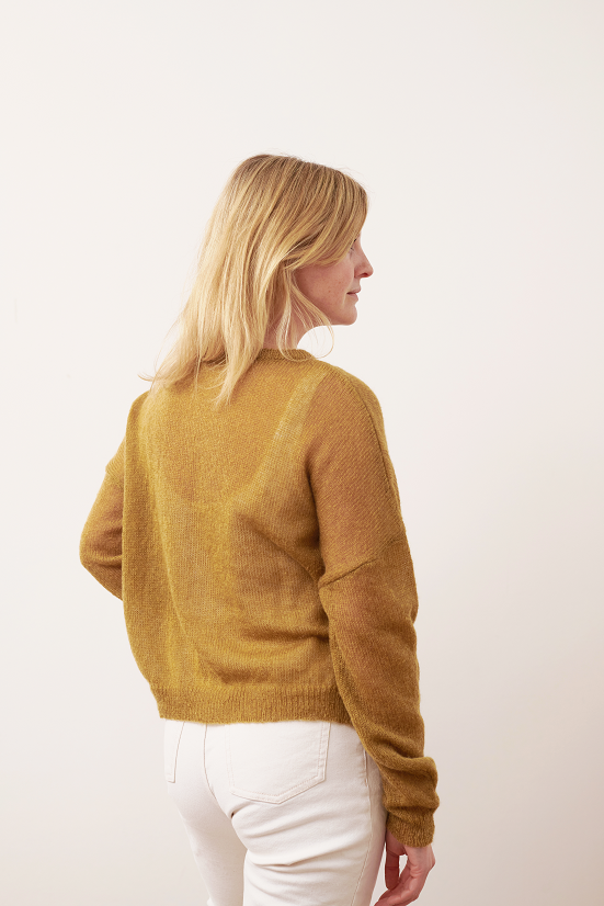 Mohair Pullover RIKKI Rueckansicht an Model  in der Farbe helloliv