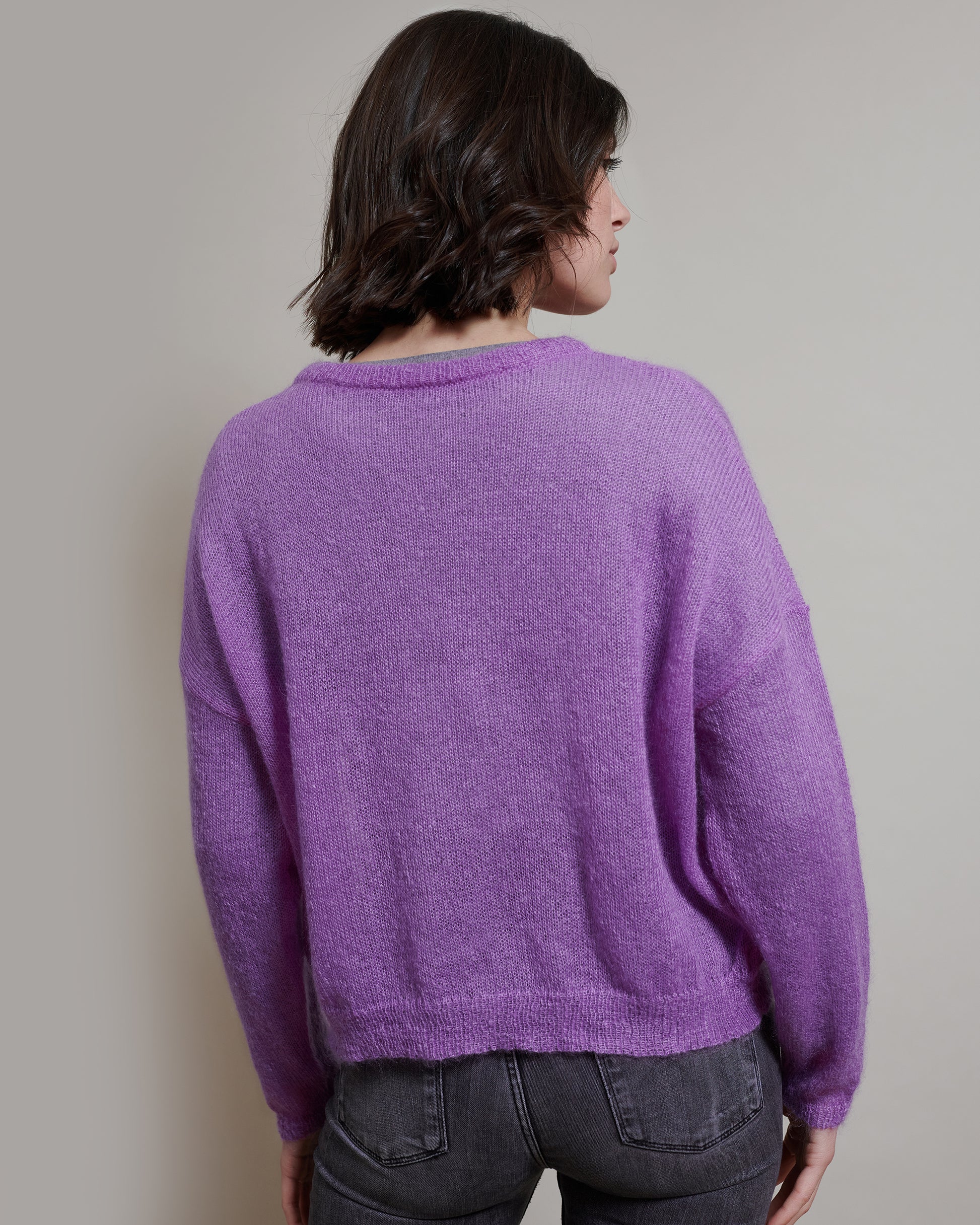 Mohair Pullover RIKKI Rueckansicht an Model  in der Farbe lila