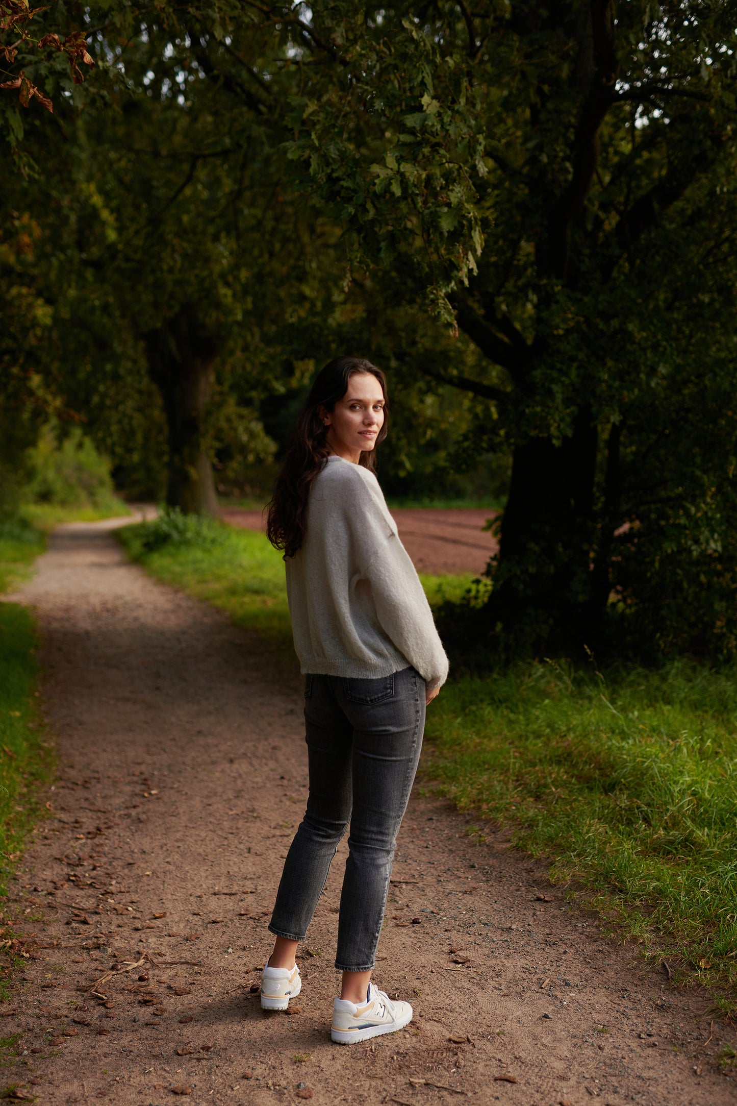 Mohair Pullover RIKKI Seitenansicht an Model  in der Farbe asphalt grey