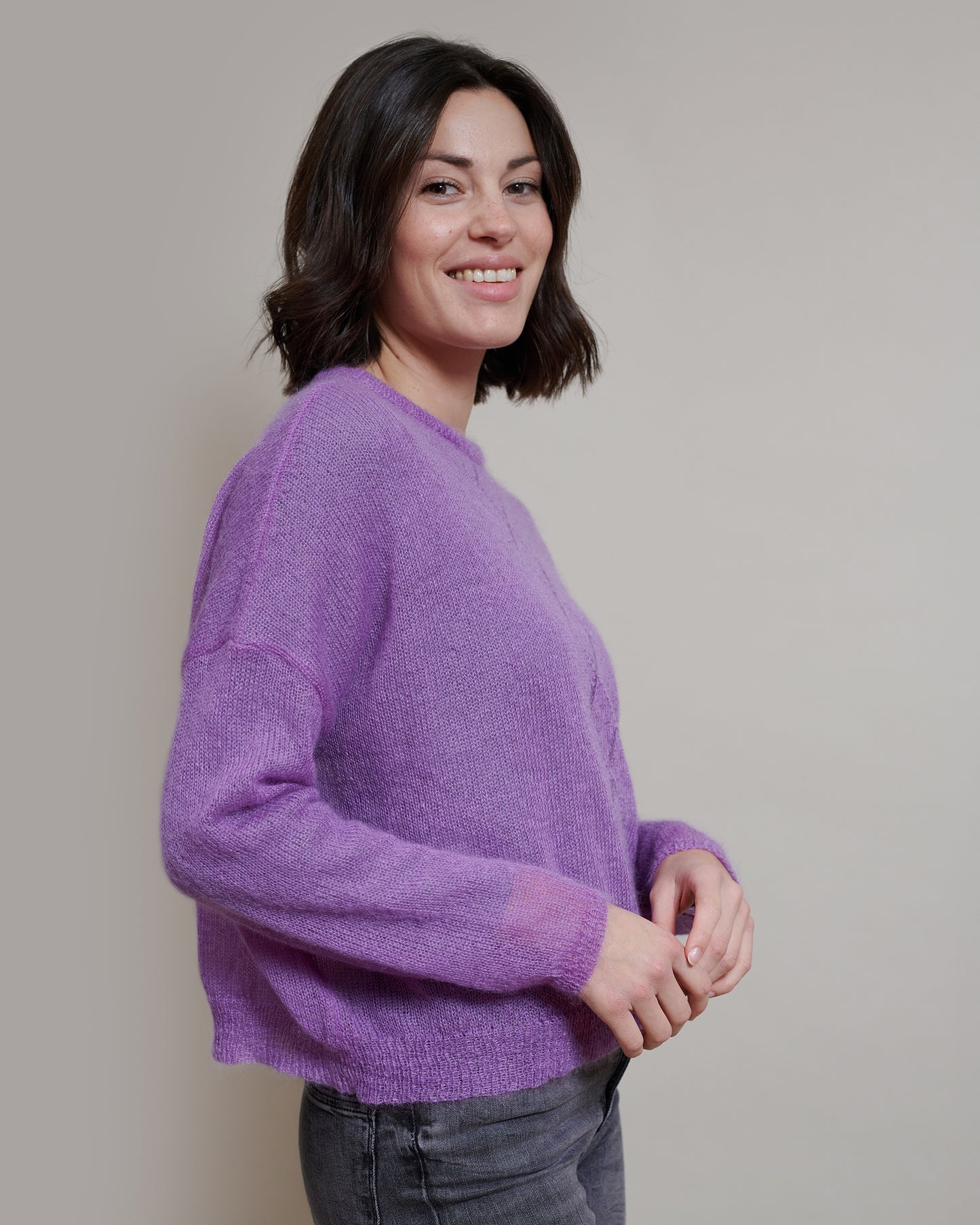 Mohair Pullover RIKKI Seitenansicht an Model  in der Farbe lila