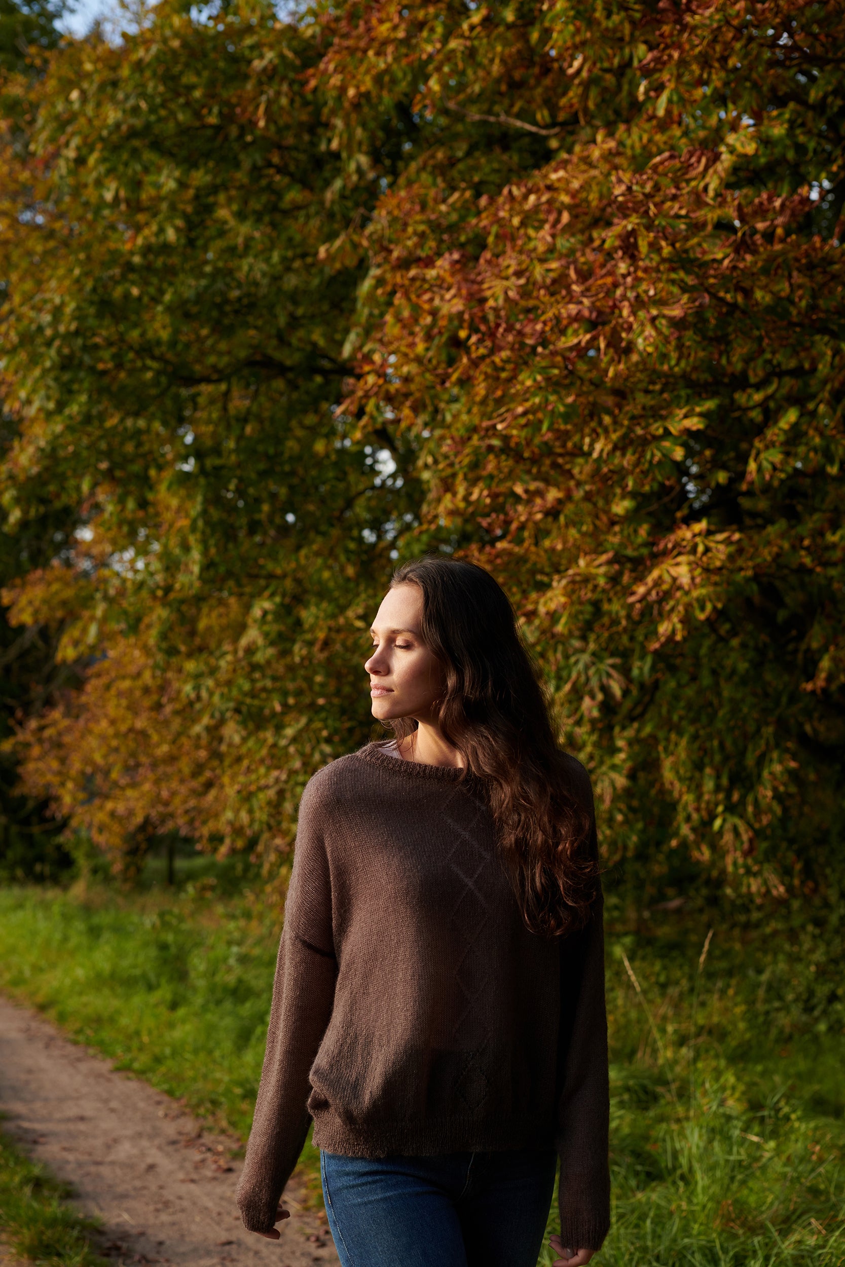 Mohair Pullover RIKKI Vorderansicht1 an Model  in der Farbe dunkelbraun