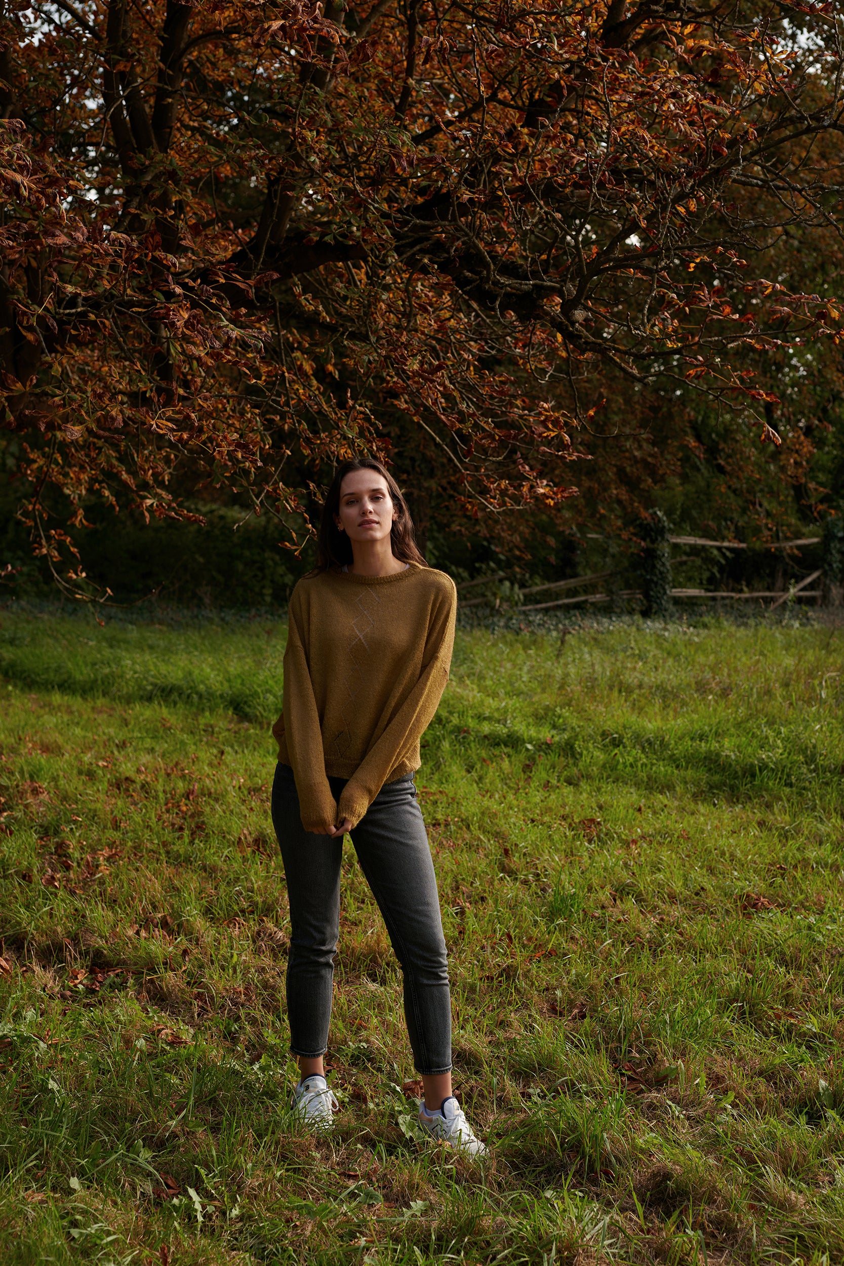 Mohair Pullover RIKKI Vorderansicht1 an Model  in der Farbe helloliv