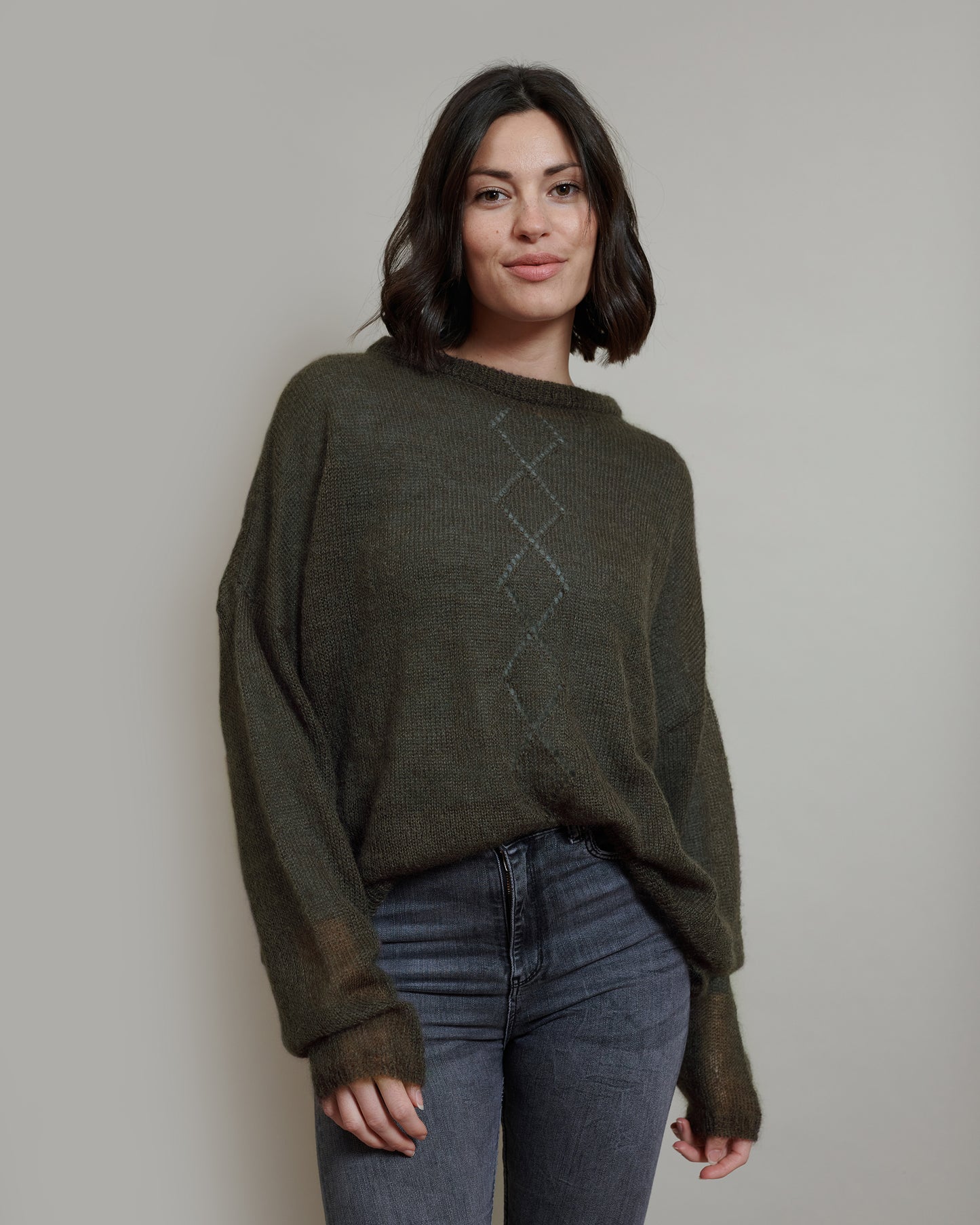 Mohair Pullover RIKKI Vorderansicht2 an Model  in der Farbe dunkelbraun