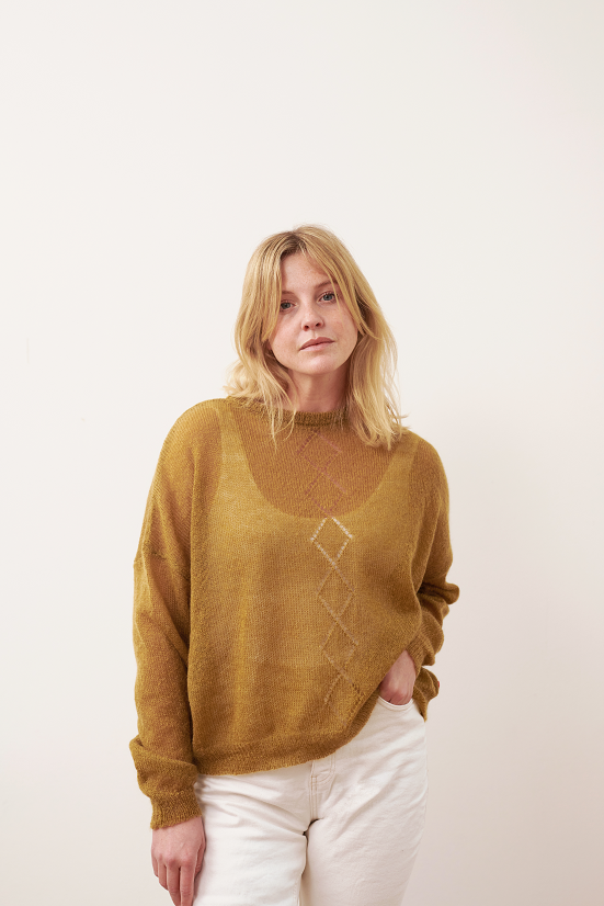 Mohair Pullover RIKKI Vorderansicht2 an Model  in der Farbe helloliv