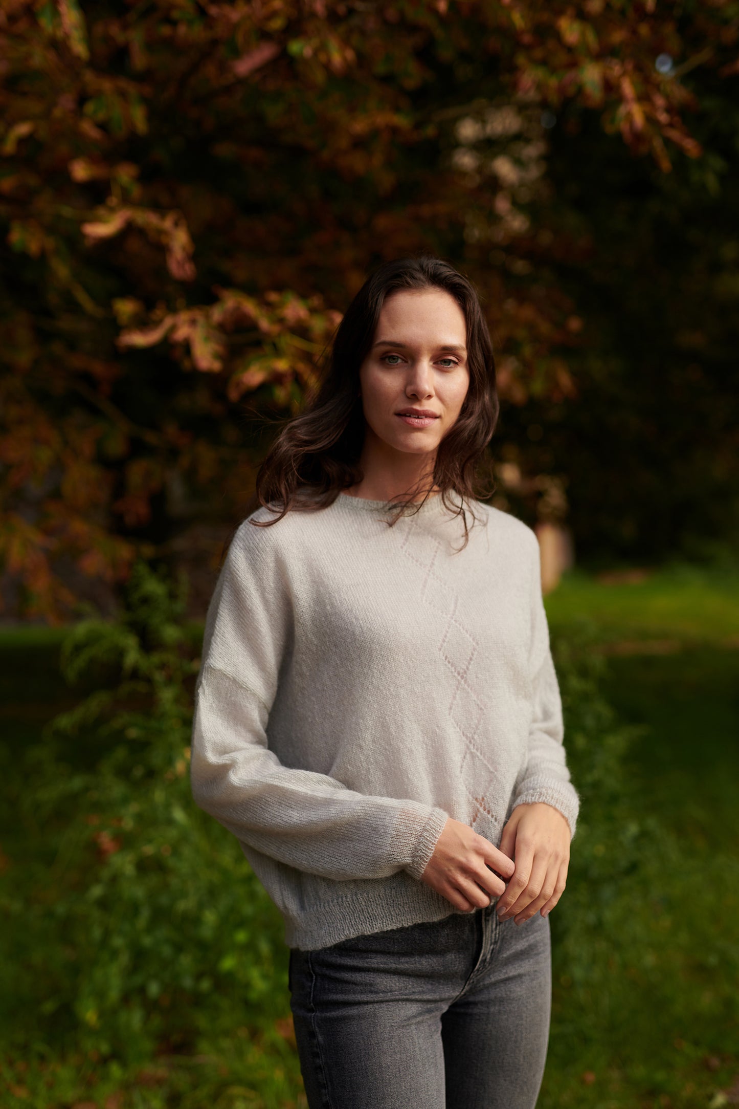 Mohair Pullover RIKKI Vorderansicht an Model  in der Farbe asphalt grey