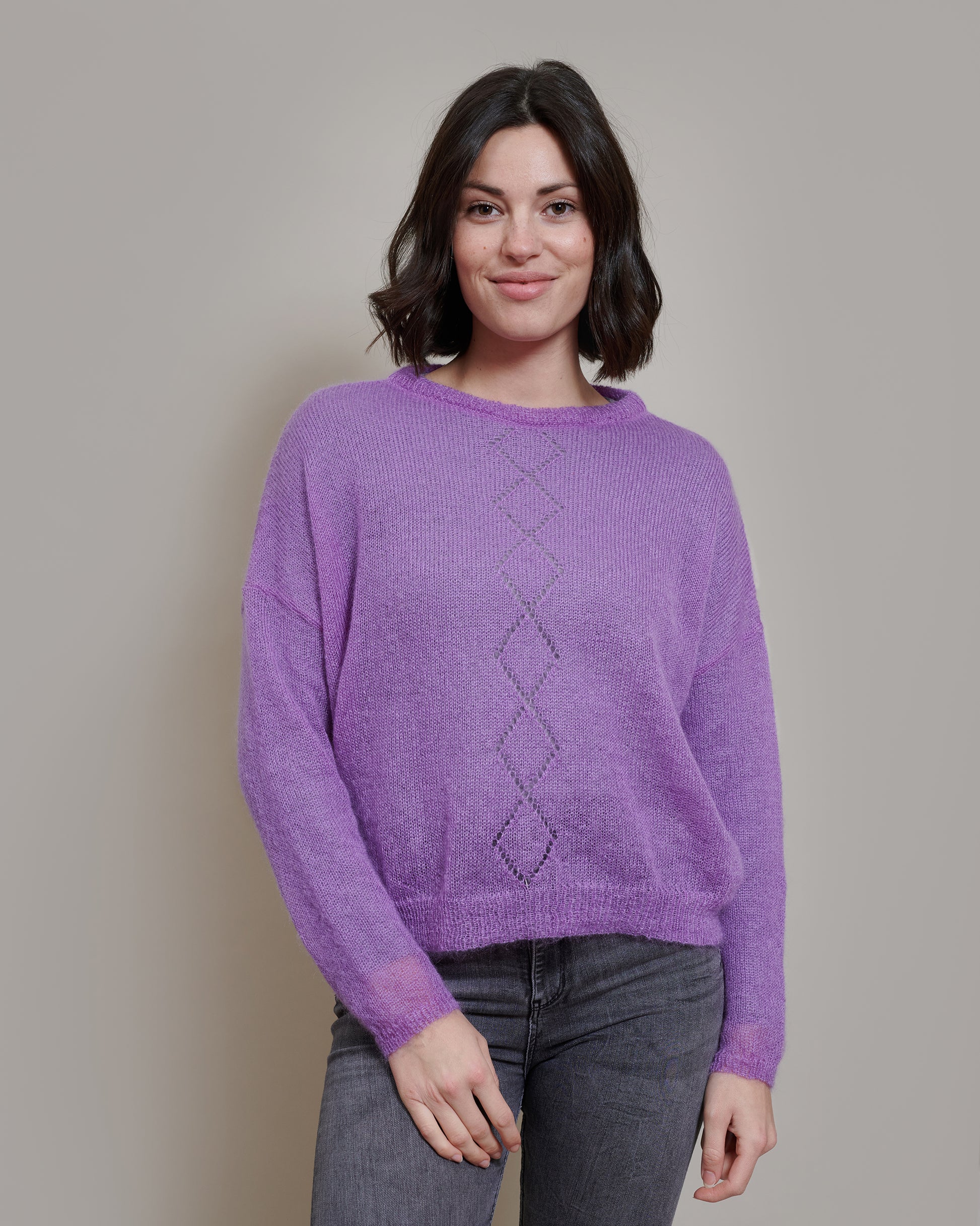 Mohair Pullover RIKKI Vorderansicht an Model  in der Farbe lila
