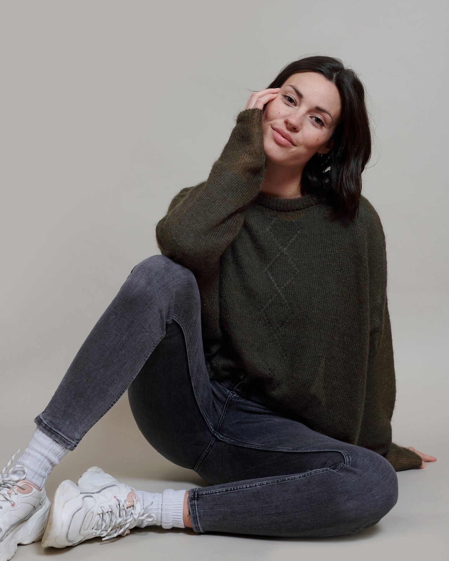 Mohair Pullover RIKKI Vorderansicht sitzend an Model  in der Farbe dunkelbraun