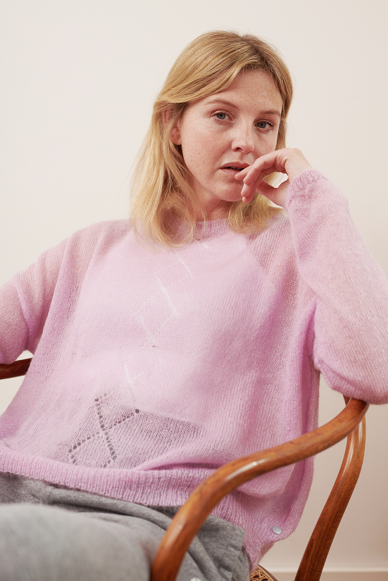 Mohair Pullover RIKKI Vorderansicht an Model sitzend  in der Farbe summer rose