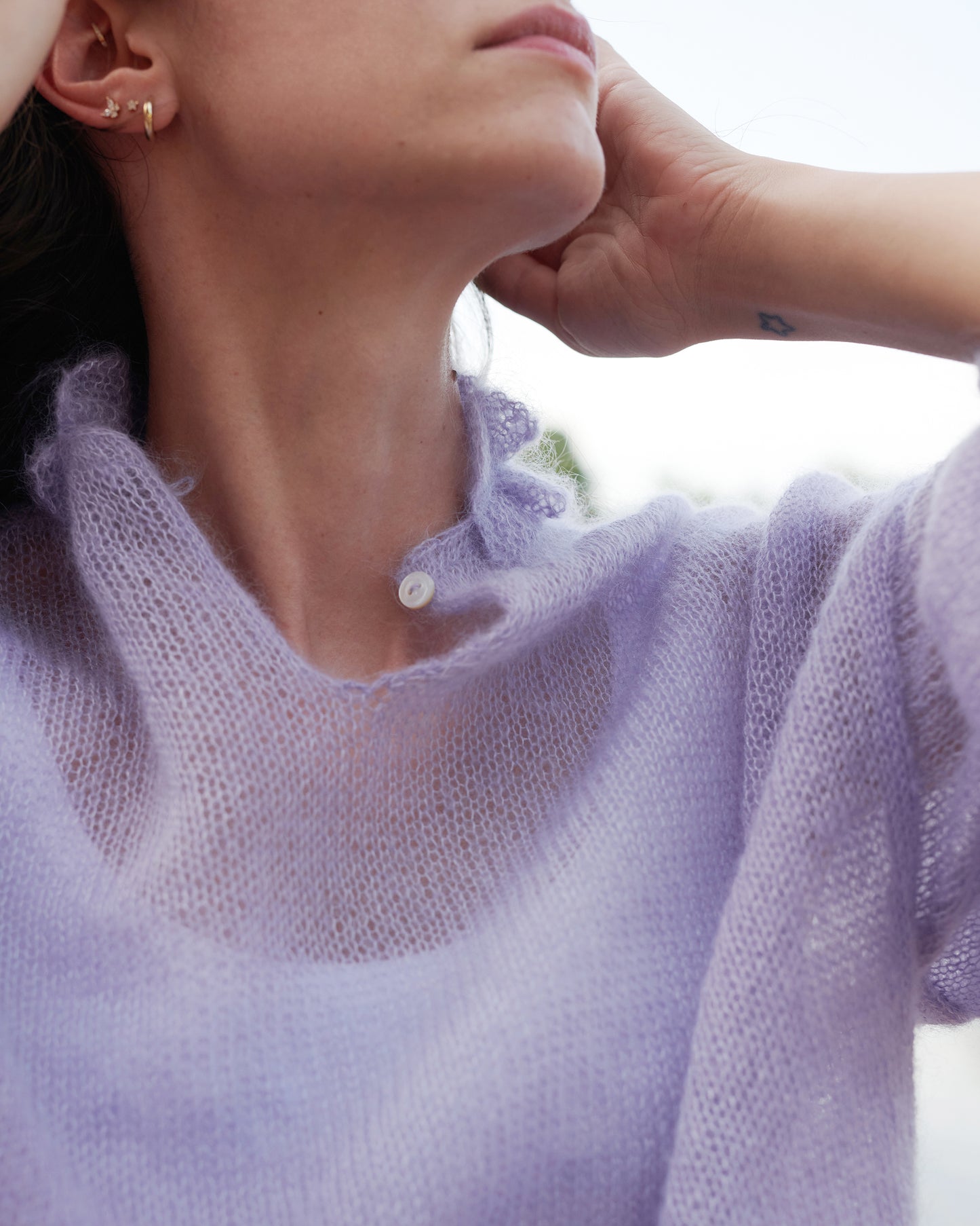 Mohair Seide Pullover FRIDA mit Rueschenkragen und Schlitz Detail Vorderansicht offen an Model  in der Farbe lila nebel.