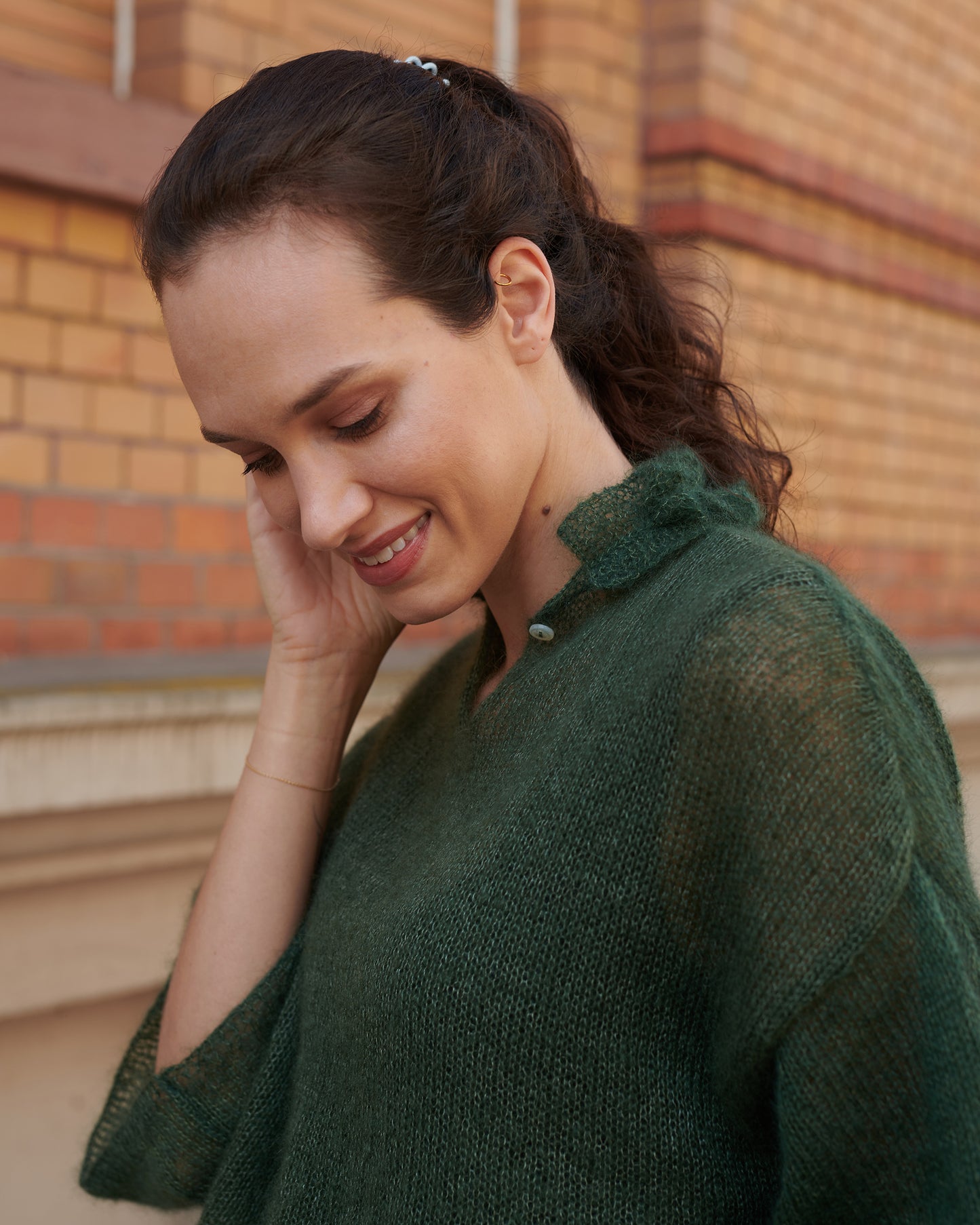 Mohair Seide Pullover FRIDA mit Rueschenkragen und Schlitz Großaufnahme an Model in der Farbe waldgrün