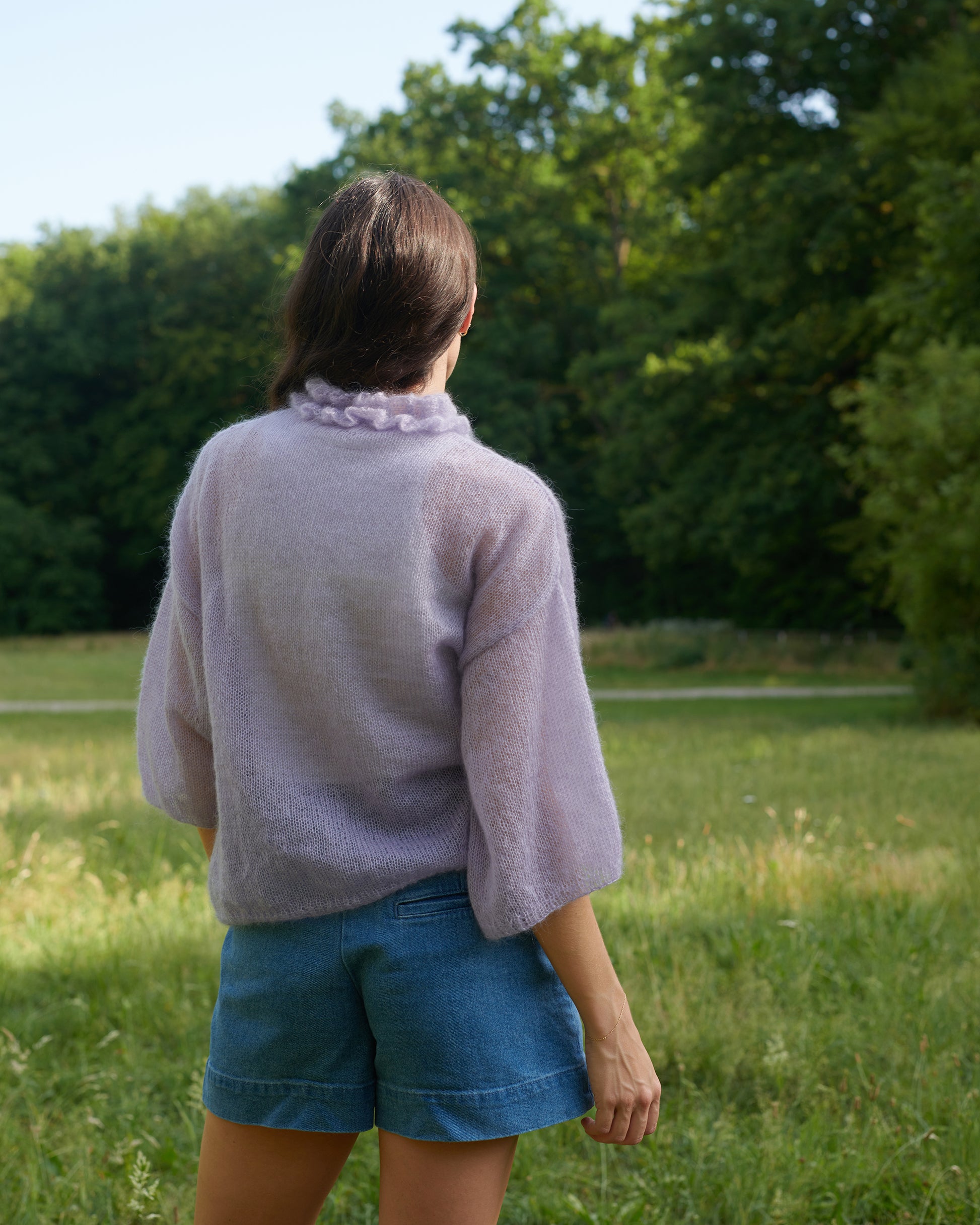 Mohair Seide Pullover FRIDA mit Rueschenkragen und Schlitz Rückansicht an Model  in der Farbe lila nebel.