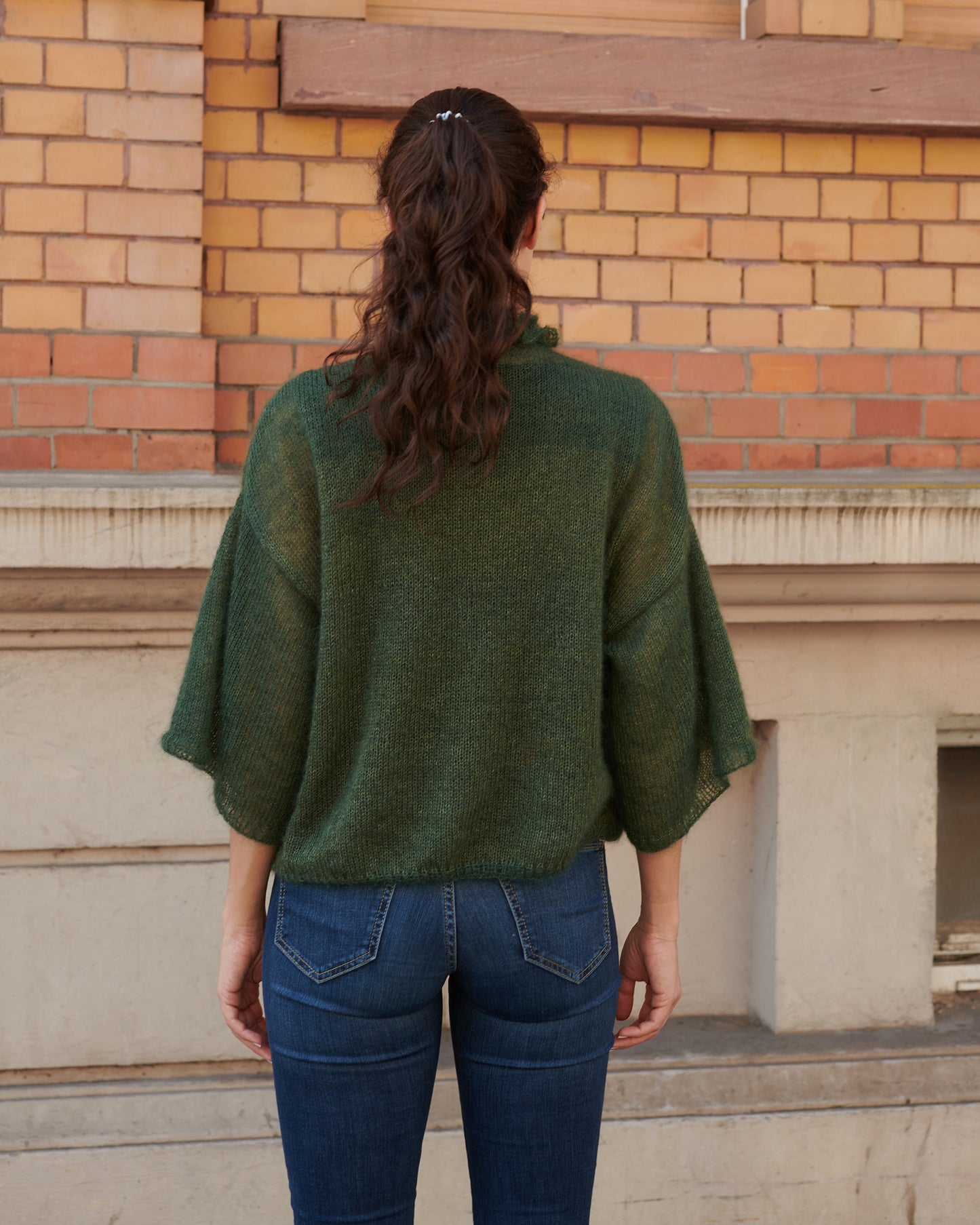 Mohair Seide Pullover FRIDA mit Rueschenkragen und Schlitz Rueckansicht an Model in der Farbe waldgrün