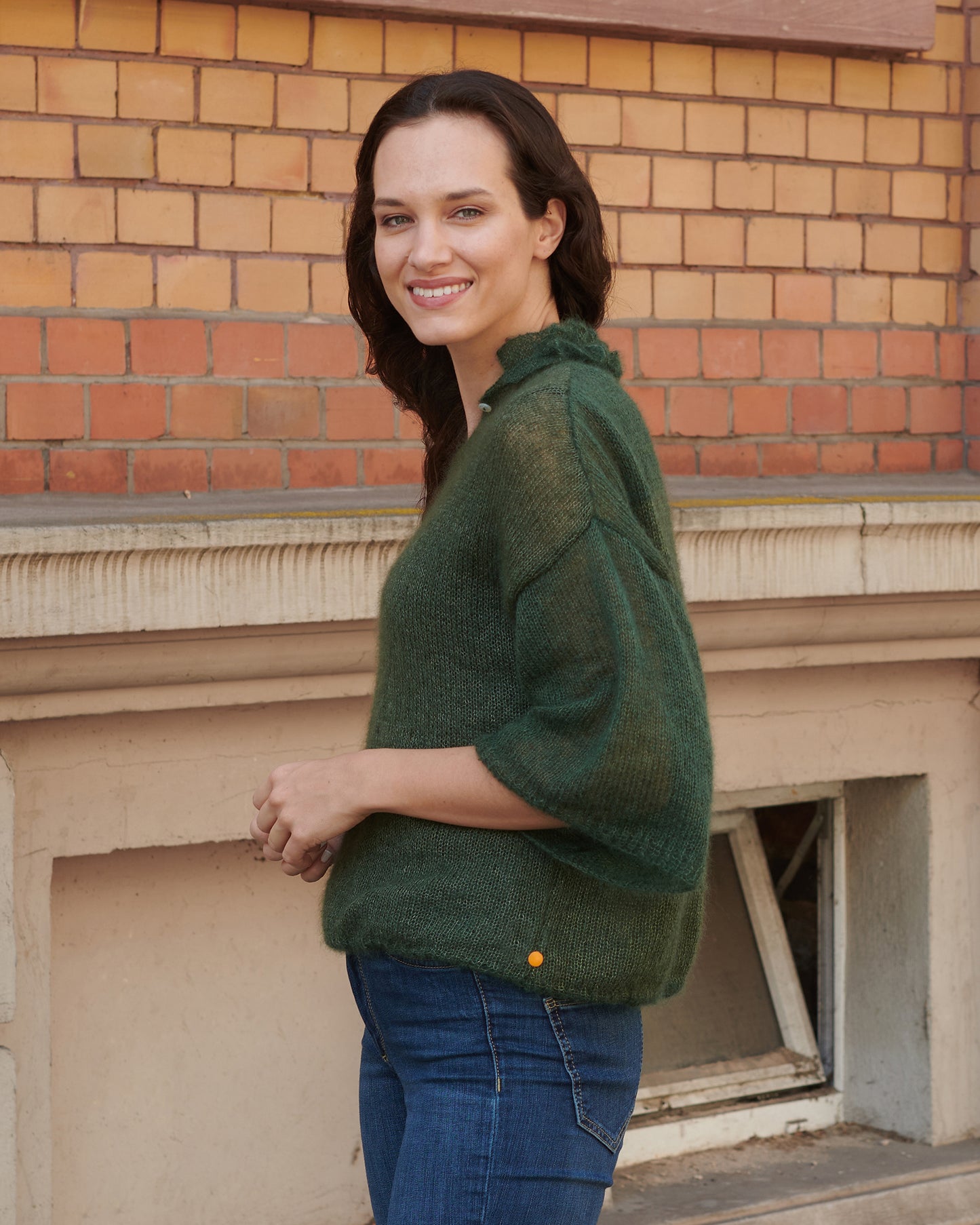 Mohair Seide Pullover FRIDA mit Rueschenkragen und Schlitz Seitenansicht an Model in der Farbe waldgruen