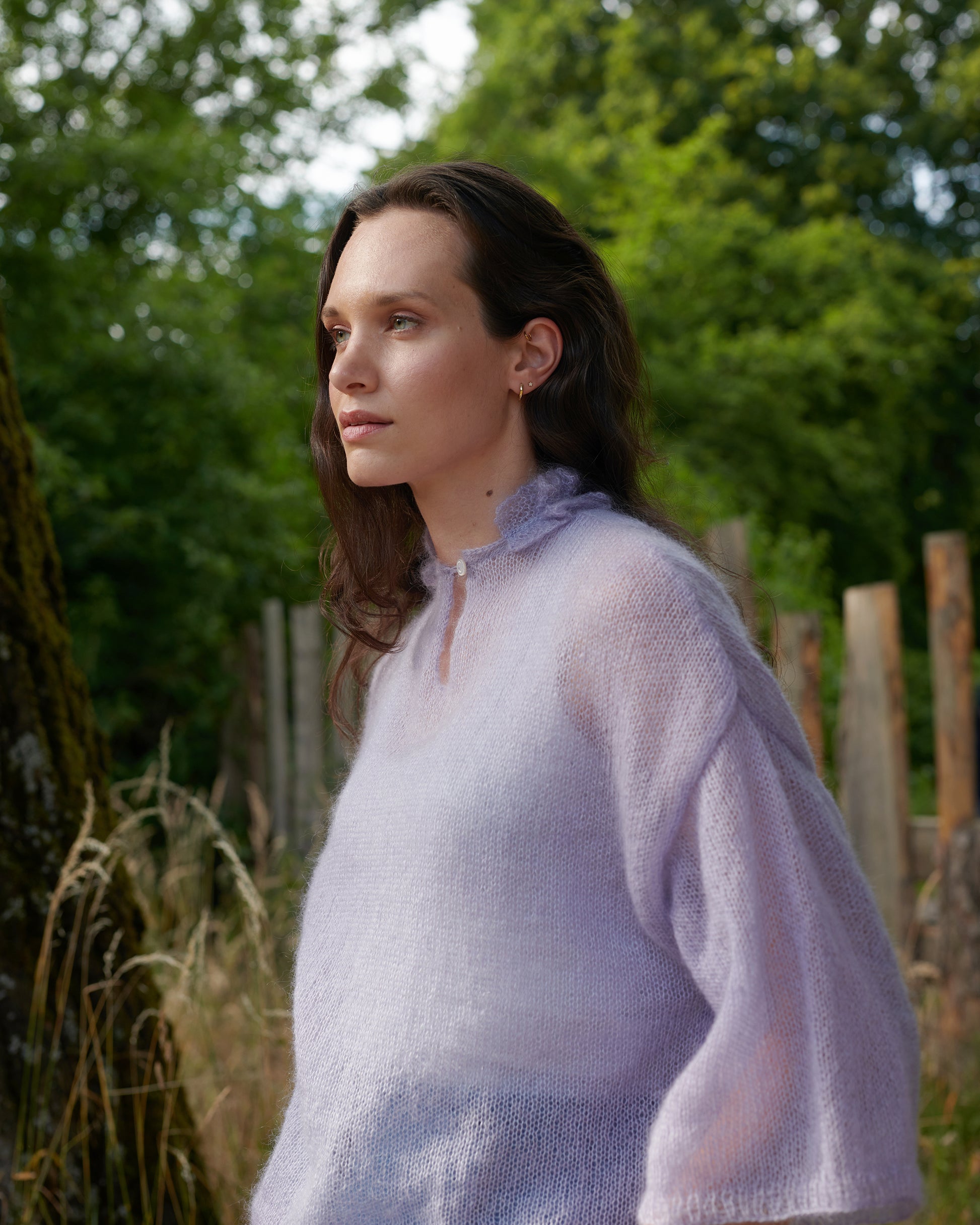 Mohair Seide Pullover FRIDA mit Rueschenkragen und Schlitz seitliche Vorderansicht geschlossen an Model  in der Farbe lila nebel.