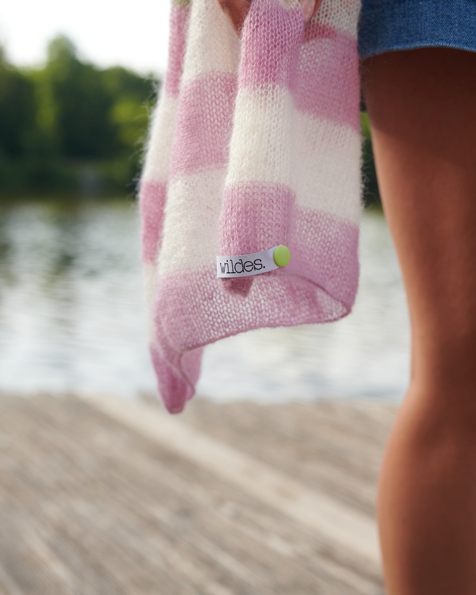 Mohair Seide Schal SANDY handgefertigt hängend in der Farbe apfelgrün mit Ringel und mit Label