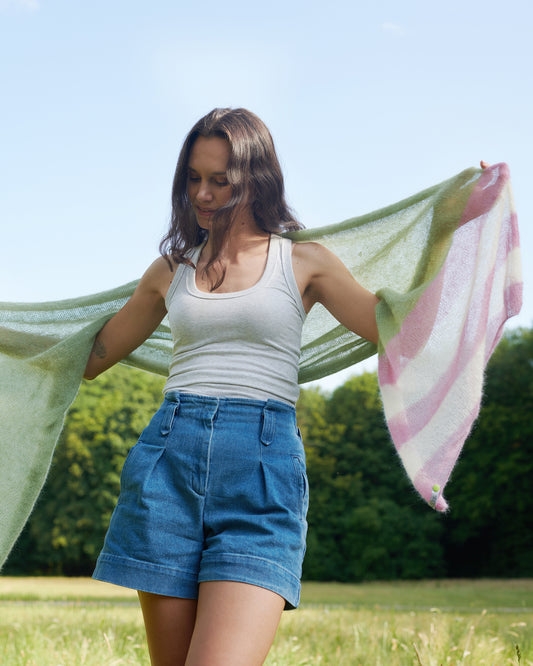 Mohair Seide Schal SANDY handgefertigt  an Model sommerlich über Schultern gelegt in der Farbe apfelgrün mit Ringel