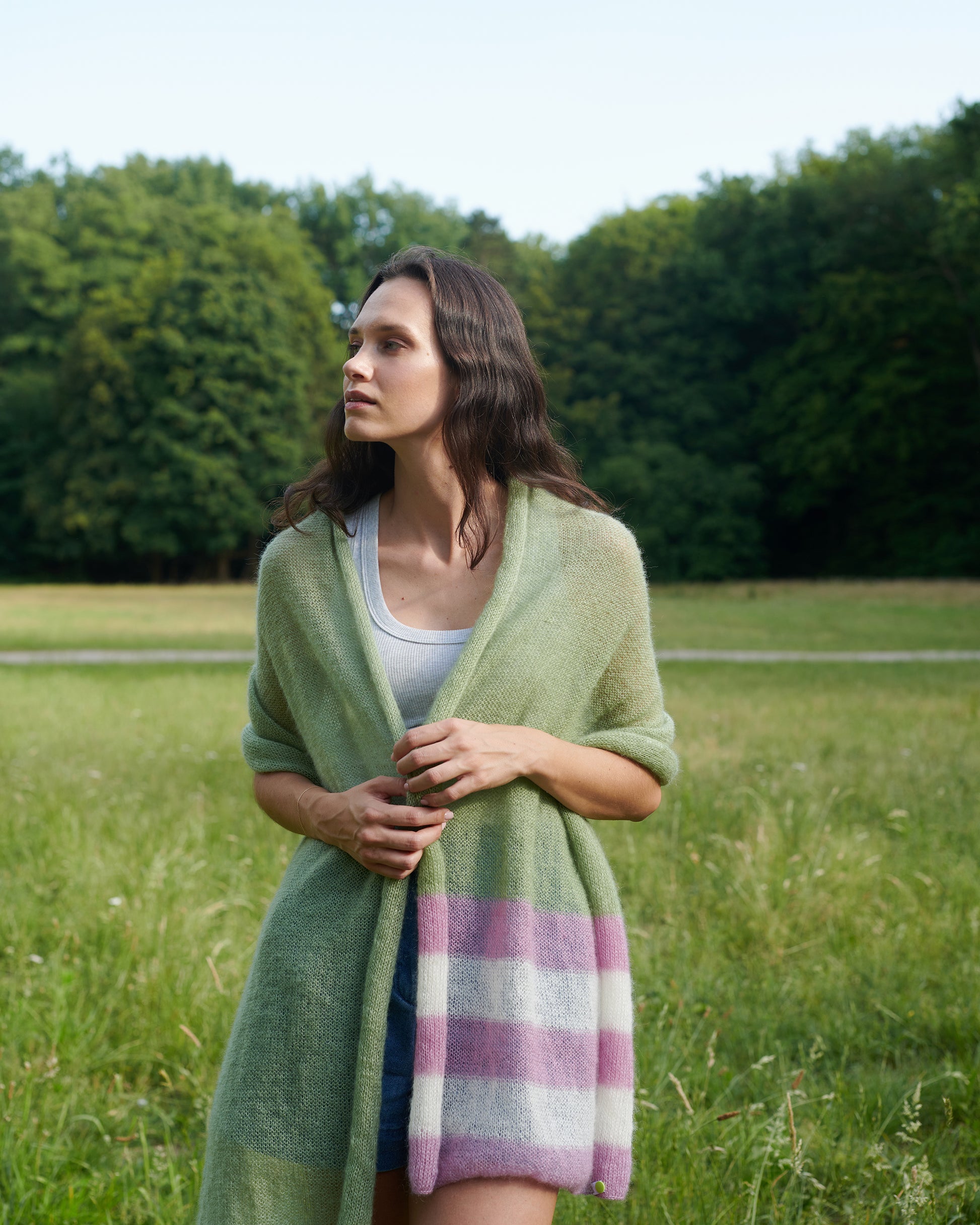 Mohair Seide Schal SANDY handgefertigt  an Model sommerlich über Schultern gelegt in der Farbe apfelgrün mit Ringel