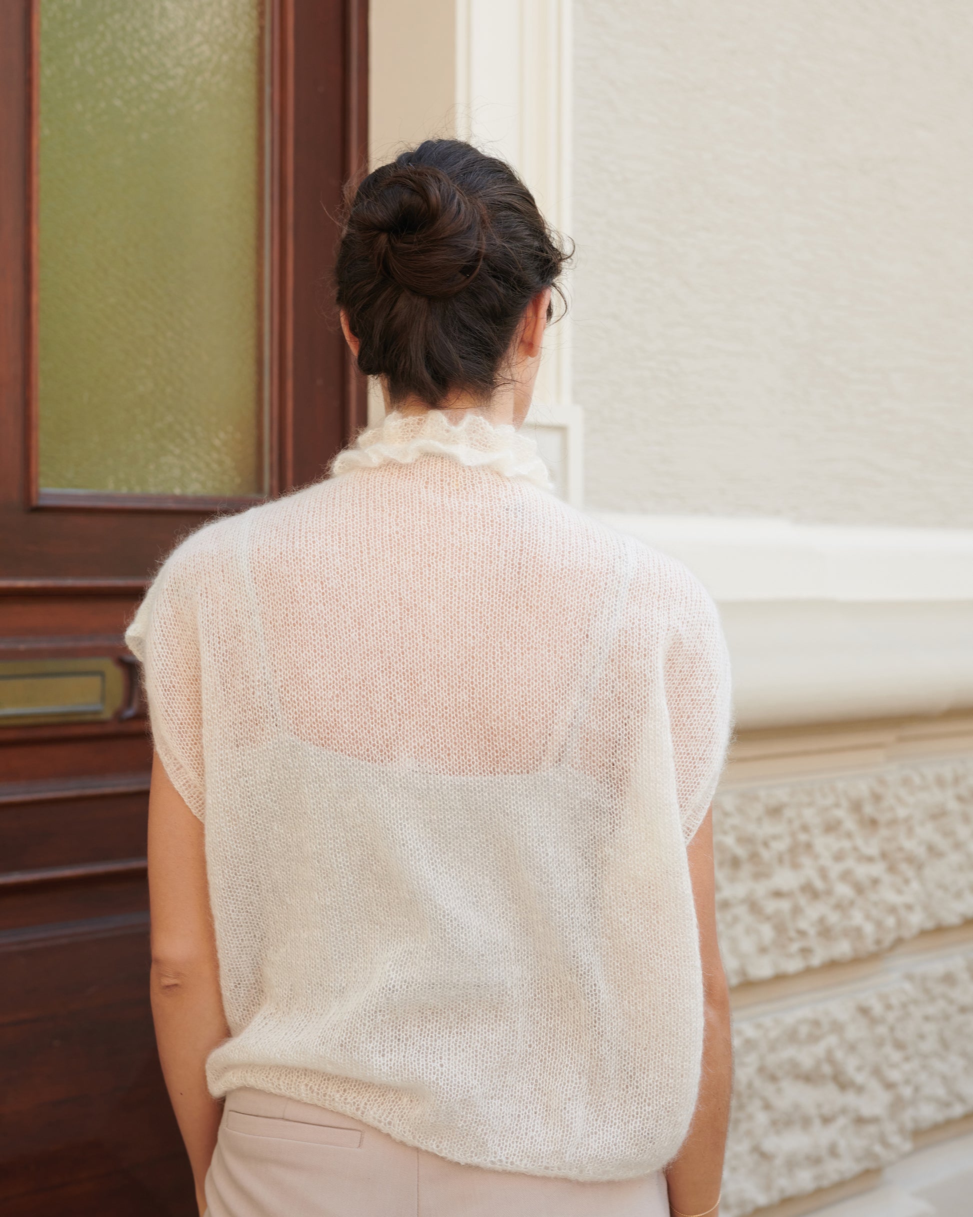 Mohair Seide Shirt FRANZI mit Rueschenkragen und Schlitz Rueckansicht an Model in der Farbe natur