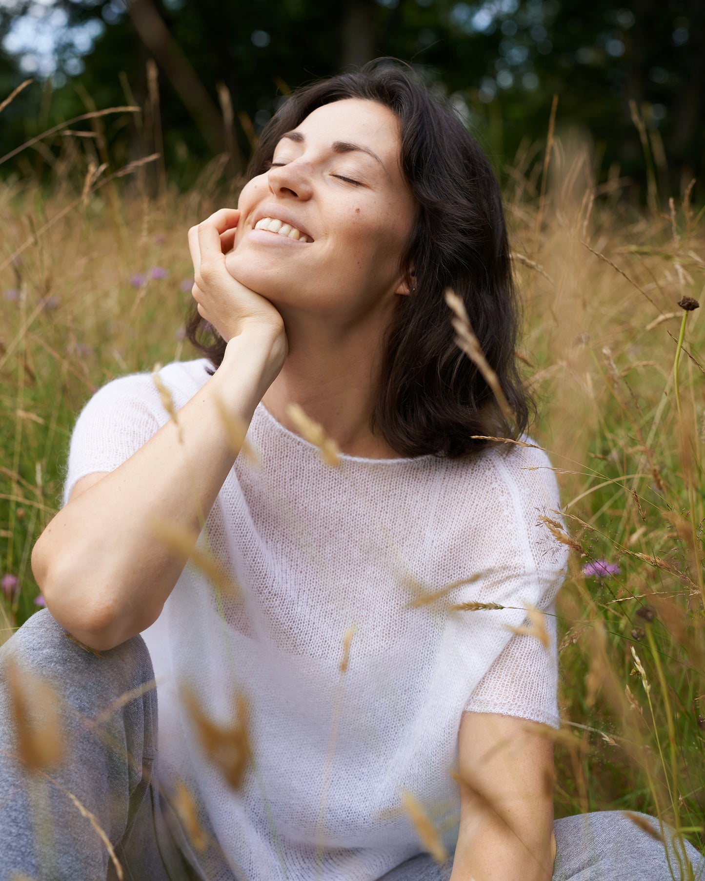 Mohairshirt OLIVIA Vorderansicht an Model sitzend in der Farbe pearl white