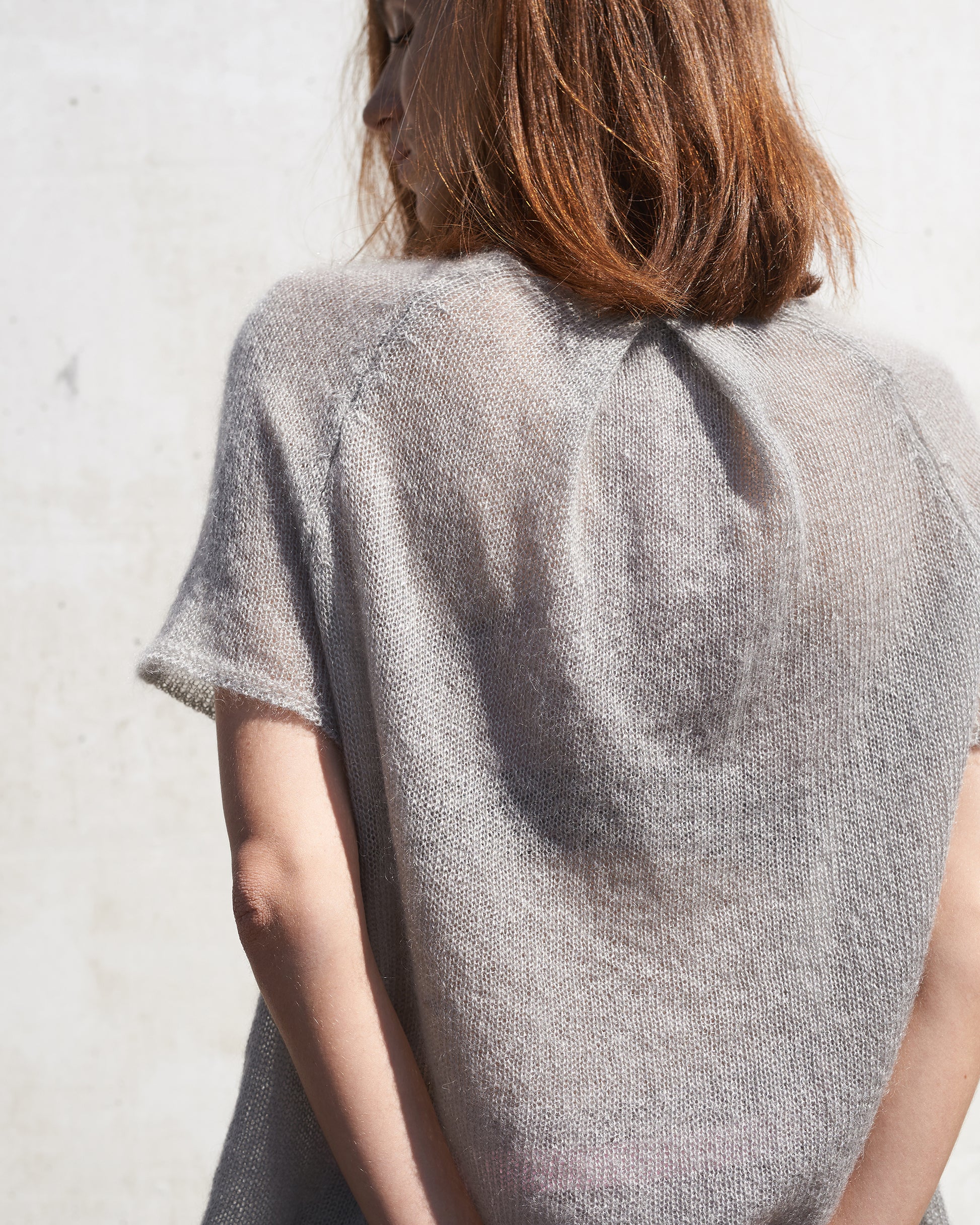 Mohairshirt OXANA Rueckansicht an Model  in der Farbe asphalt grey