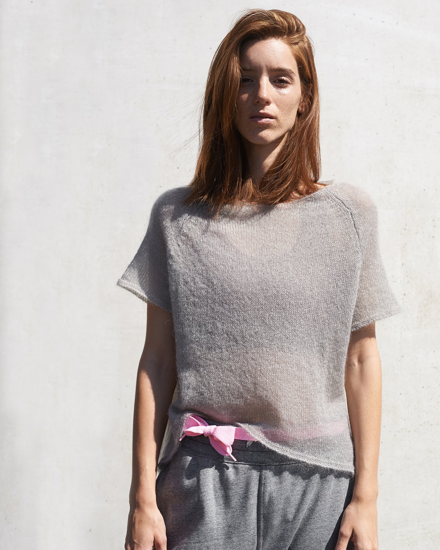 Mohairshirt OXANA Vorderansicht an Model  in der Farbe asphalt grey