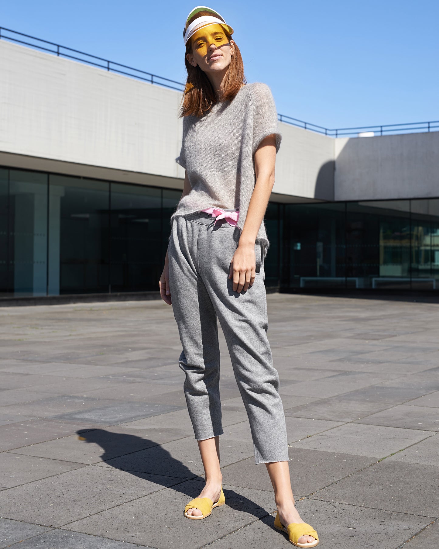 Mohairshirt OXANA Vorderansicht an Model  in der Farbe asphalt grey