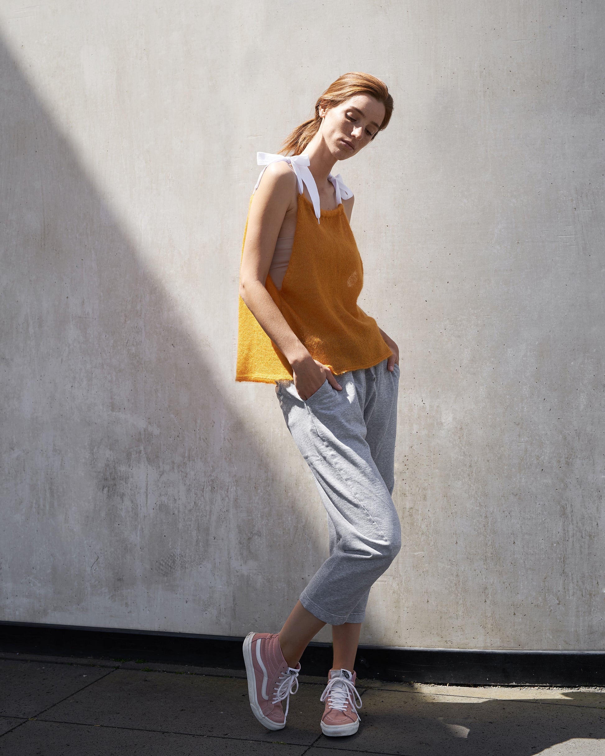 Mohairtop TILDA Vorderansicht an Model  in der Farbe sunny yellow