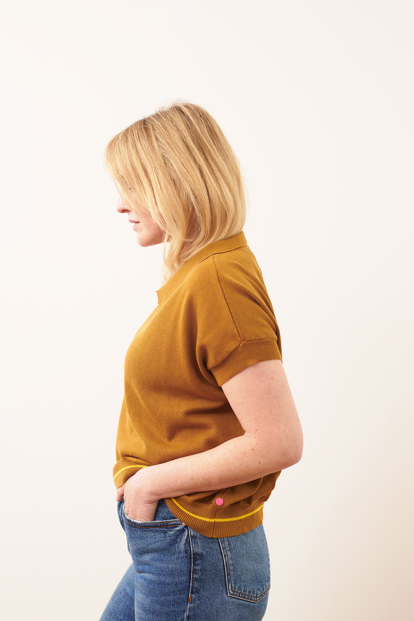 Poloshirt AMELIE aus Baumwolle Seitenansicht mit Polokragen an Model in der Farbe coffee