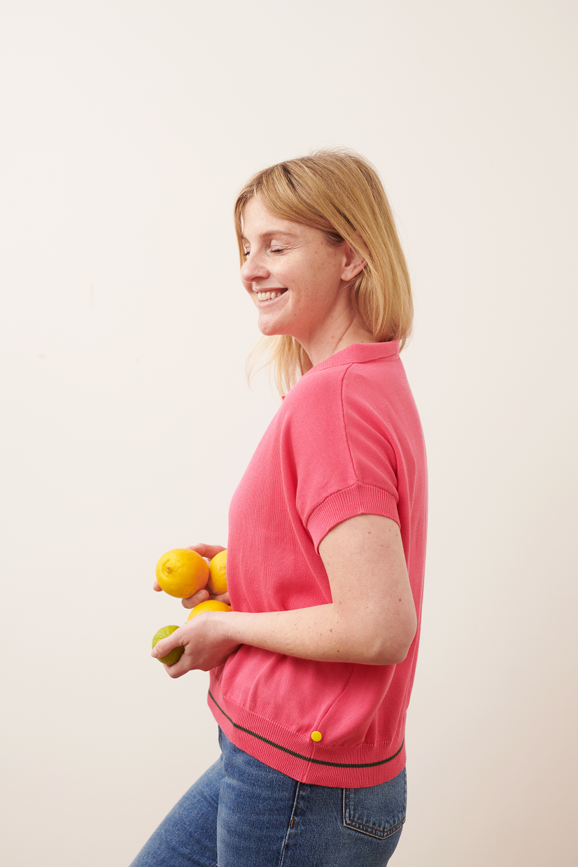 Poloshirt AMELIE aus Baumwolle Seitenansicht mit Polokragen an Model in der Farbe pink